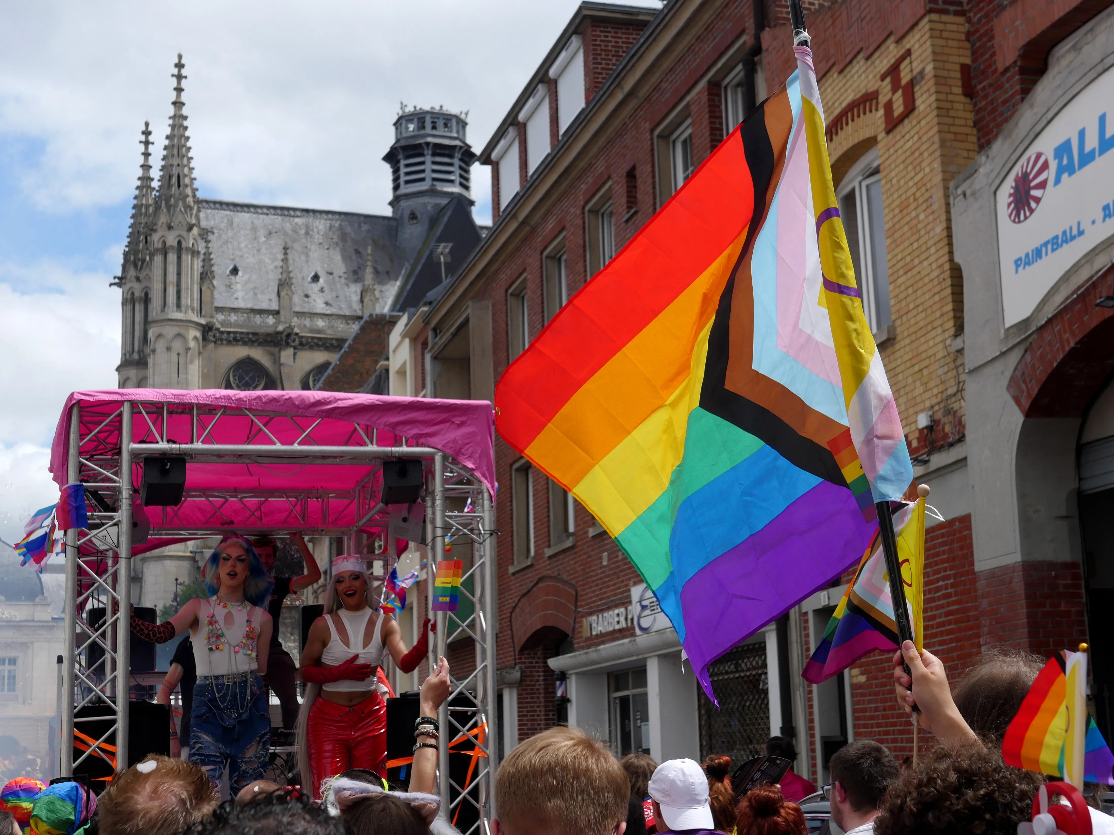 UNE GRANDE MARCHE ARC-EN-CIEL