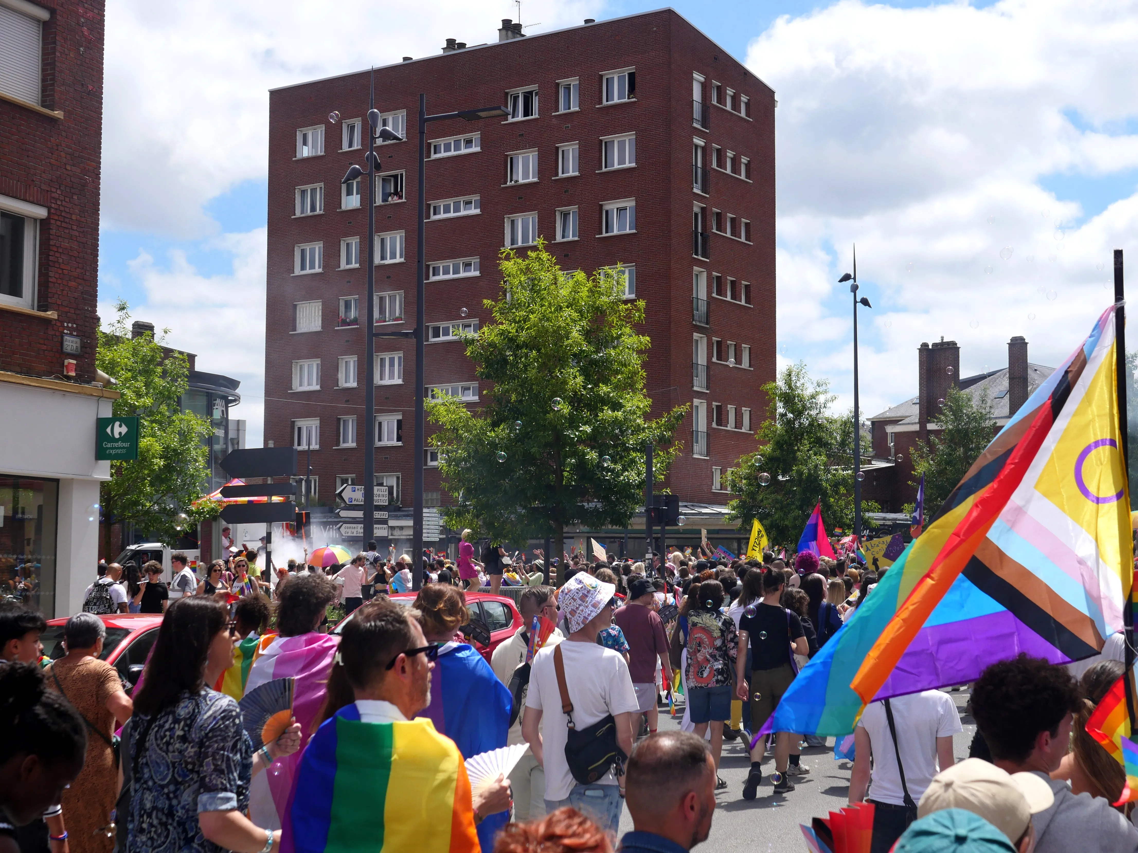 UNE GRANDE MARCHE ARC-EN-CIEL