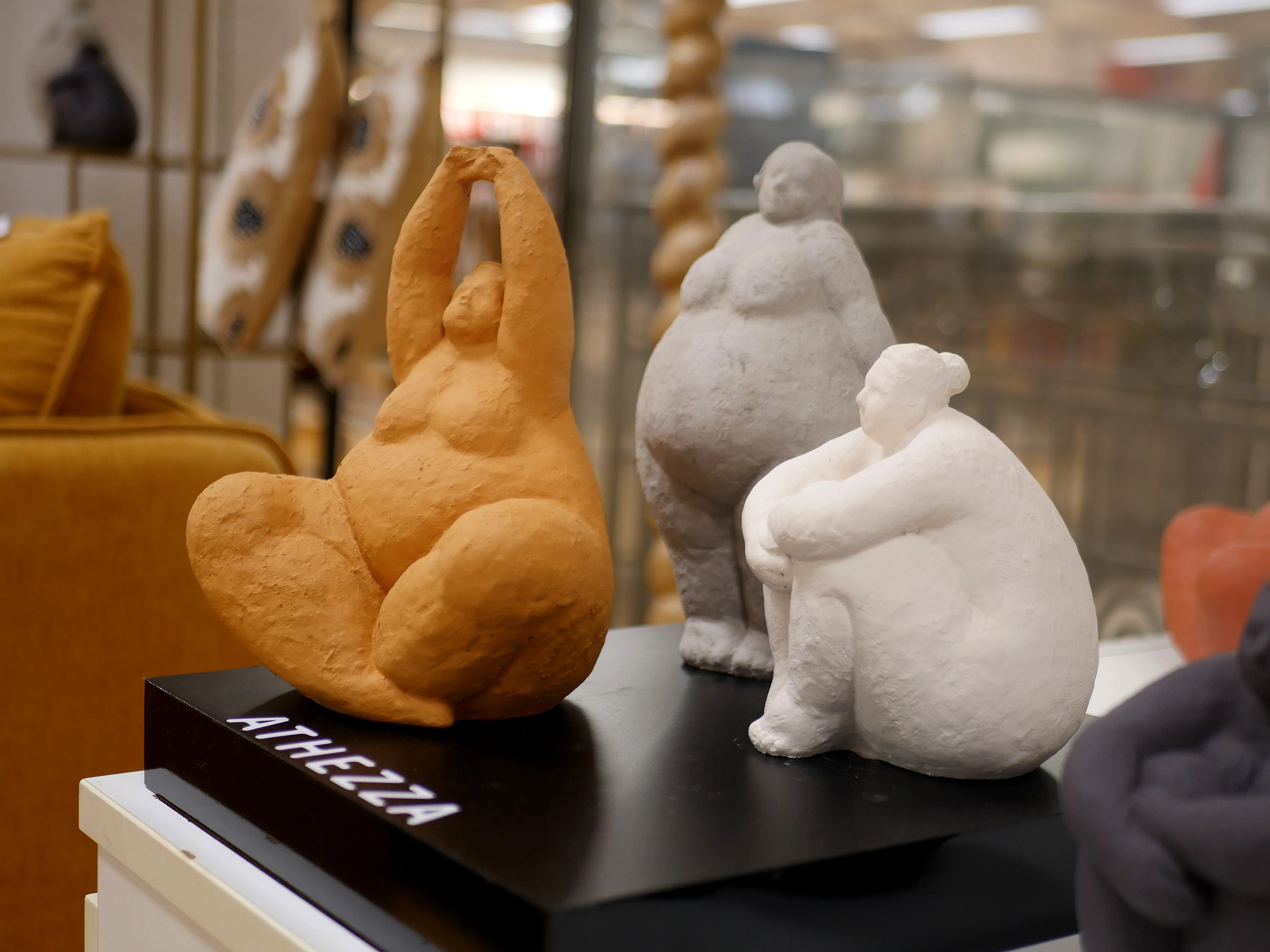 ATHEZZA ARRIVE AUX GALERIES