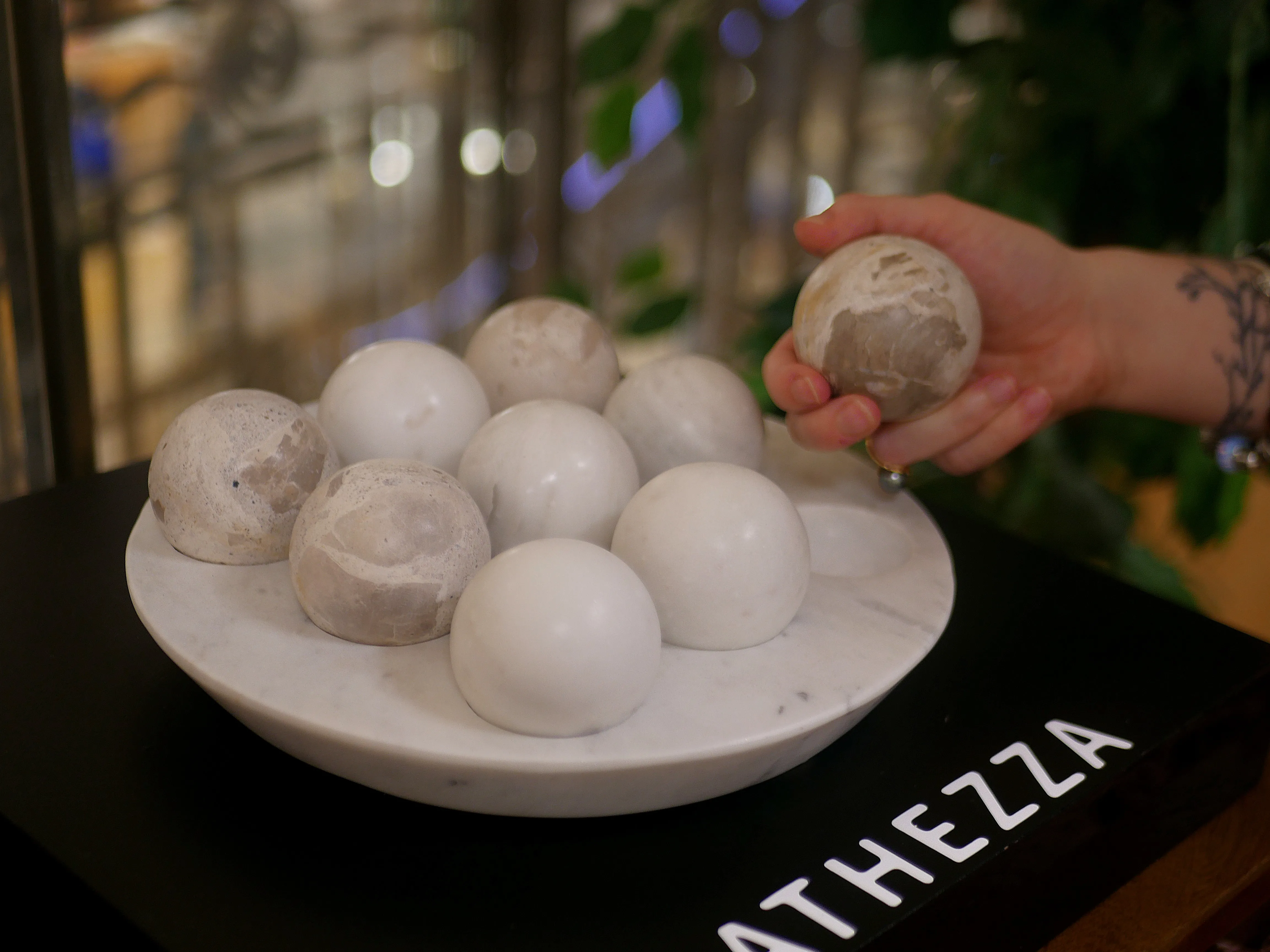 ATHEZZA ARRIVE AUX GALERIES