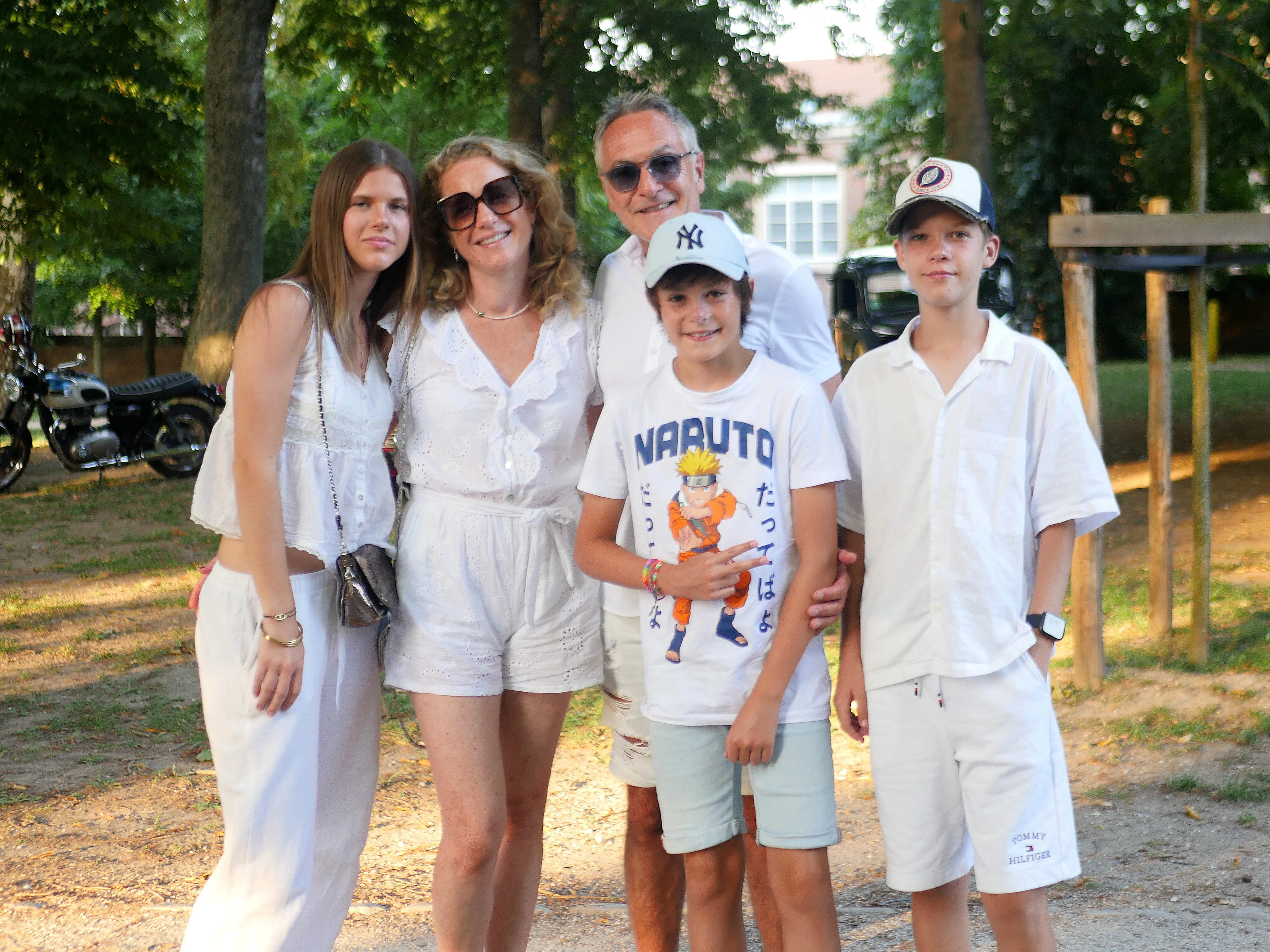 L'ÉVÊCHÉ TOUT DE BLANC VÊTU