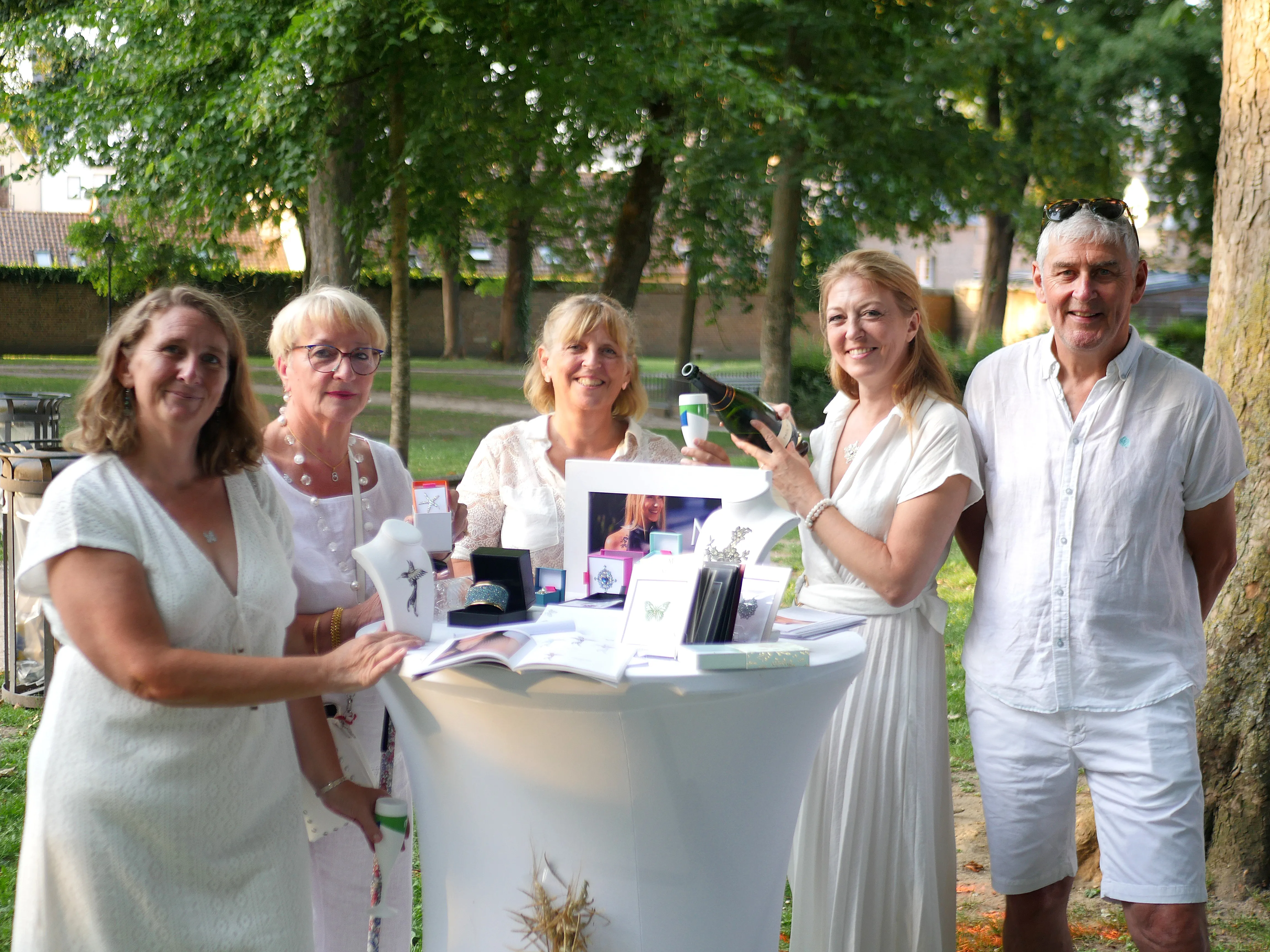 L'ÉVÊCHÉ TOUT DE BLANC VÊTU