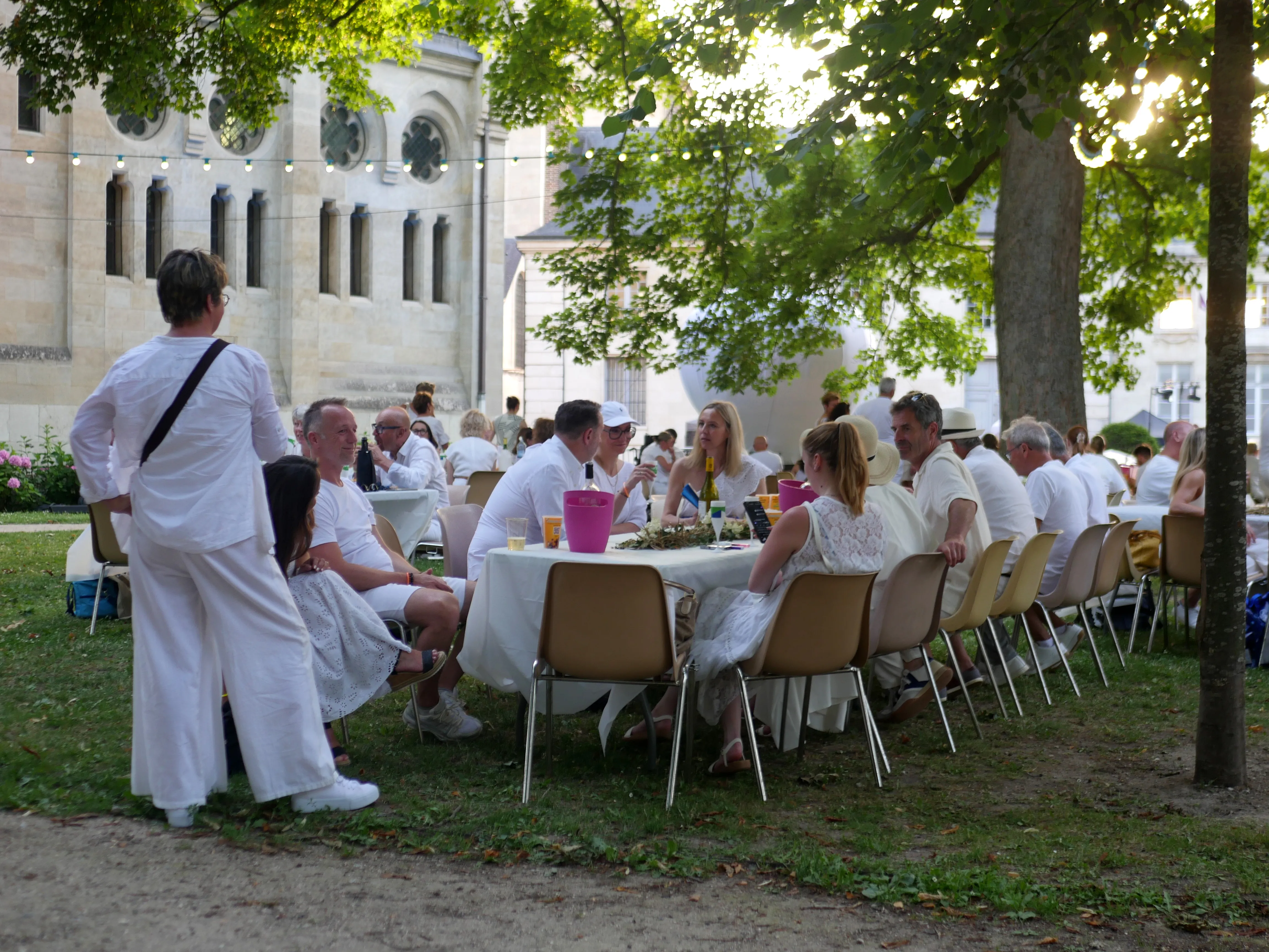 L'ÉVÊCHÉ TOUT DE BLANC VÊTU