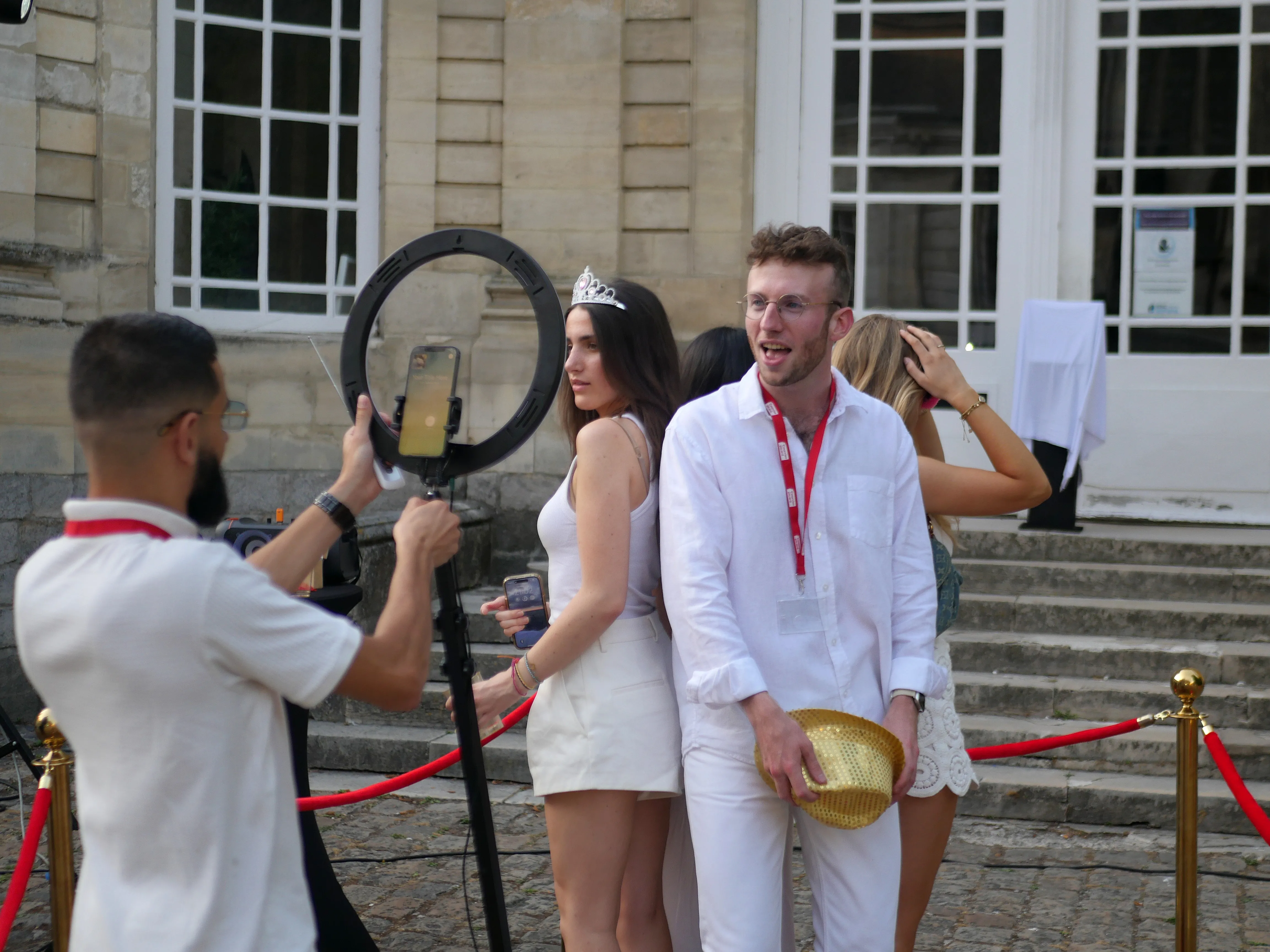 L'ÉVÊCHÉ TOUT DE BLANC VÊTU