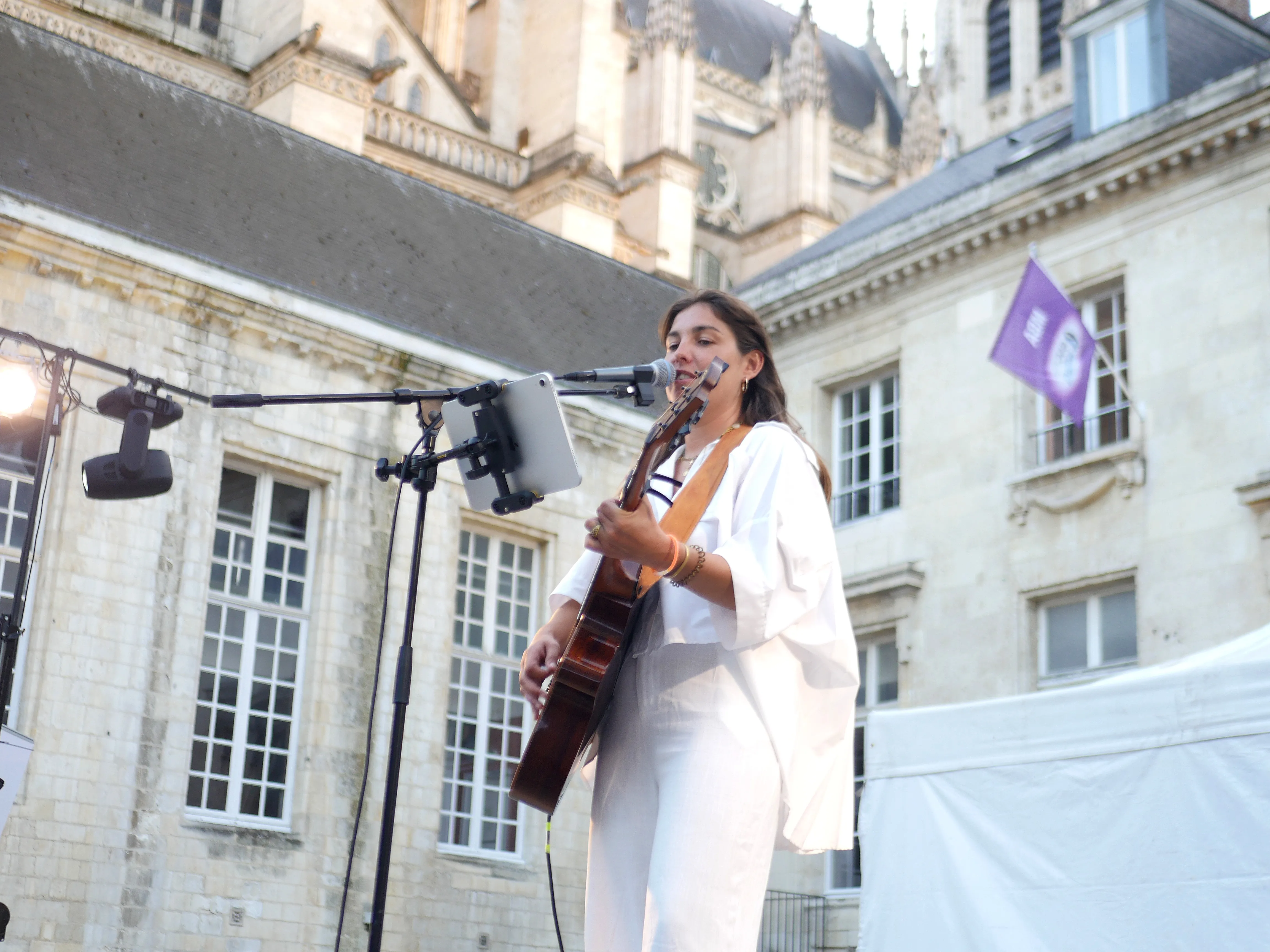 L'ÉVÊCHÉ TOUT DE BLANC VÊTU