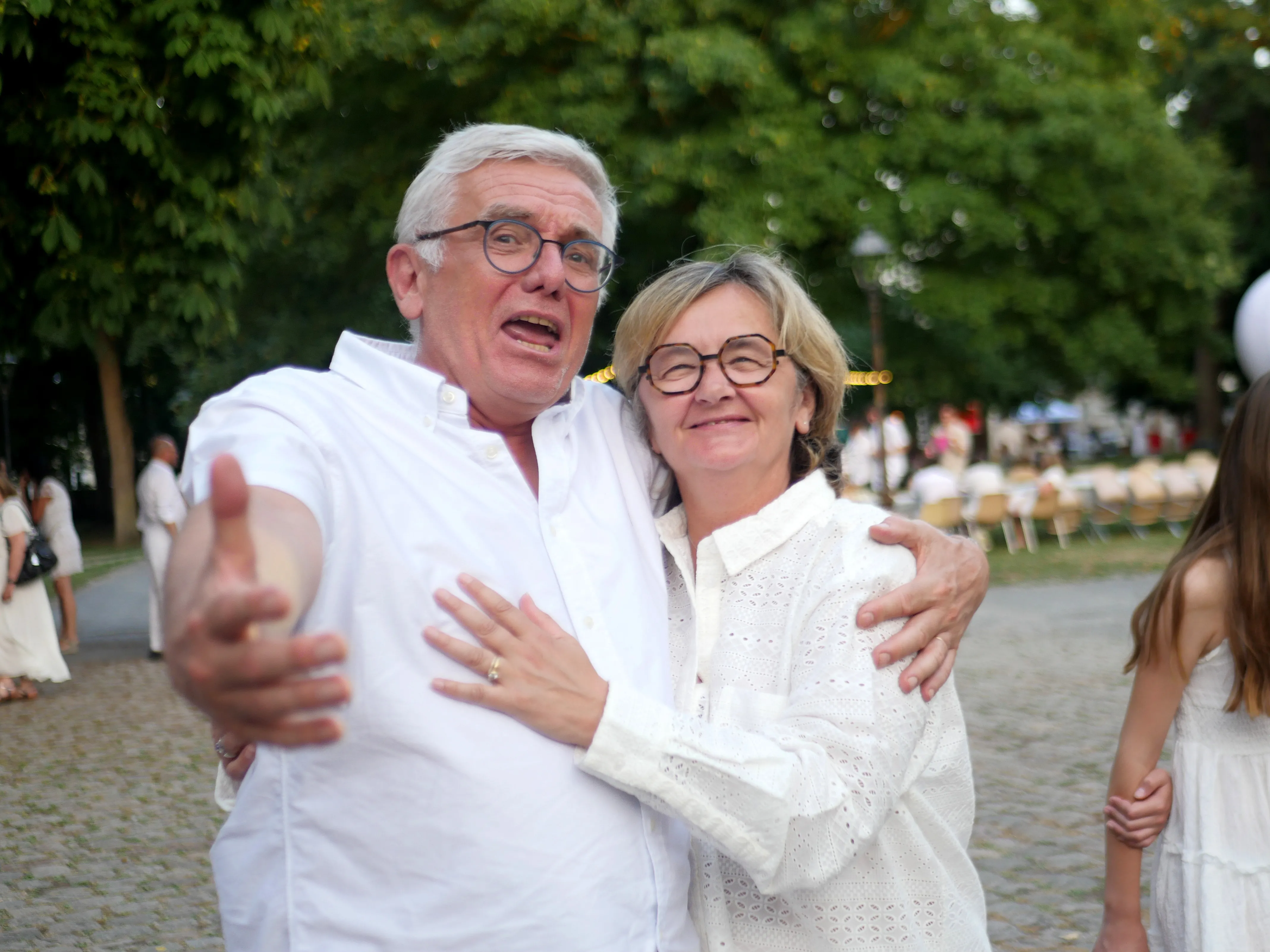 L'ÉVÊCHÉ TOUT DE BLANC VÊTU