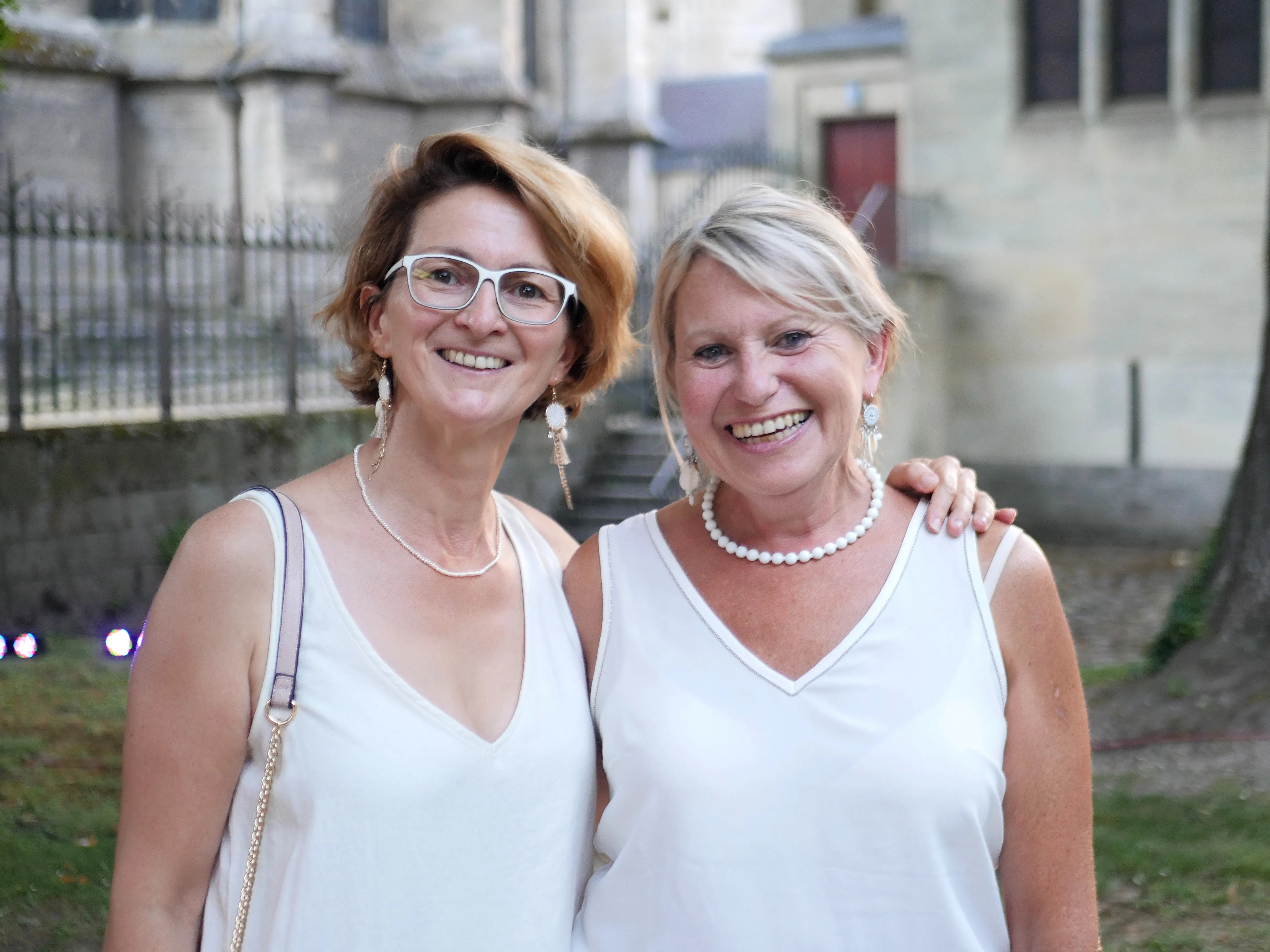 L'ÉVÊCHÉ TOUT DE BLANC VÊTU