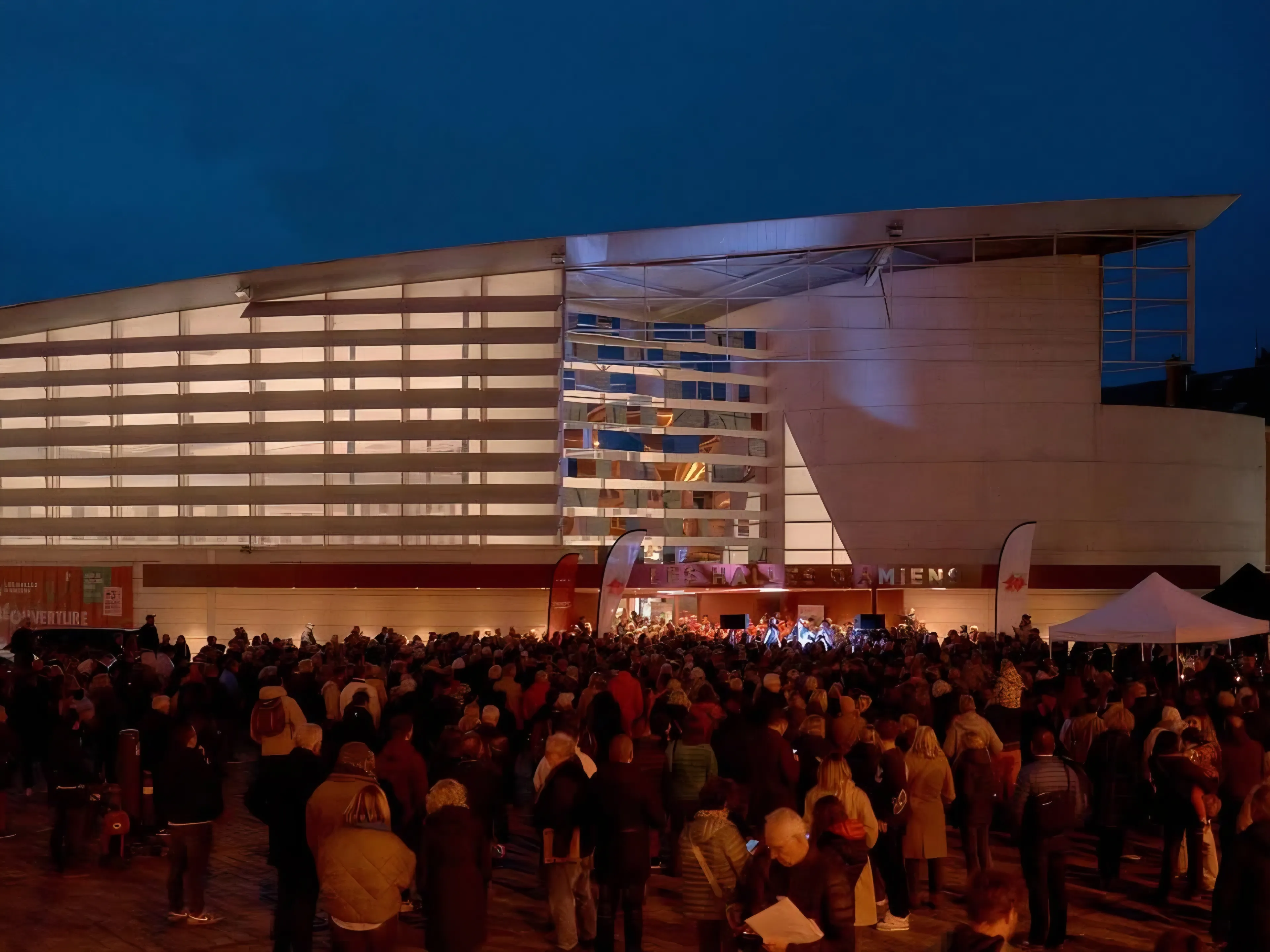 8000 PERSONNES DANS LES HALLES