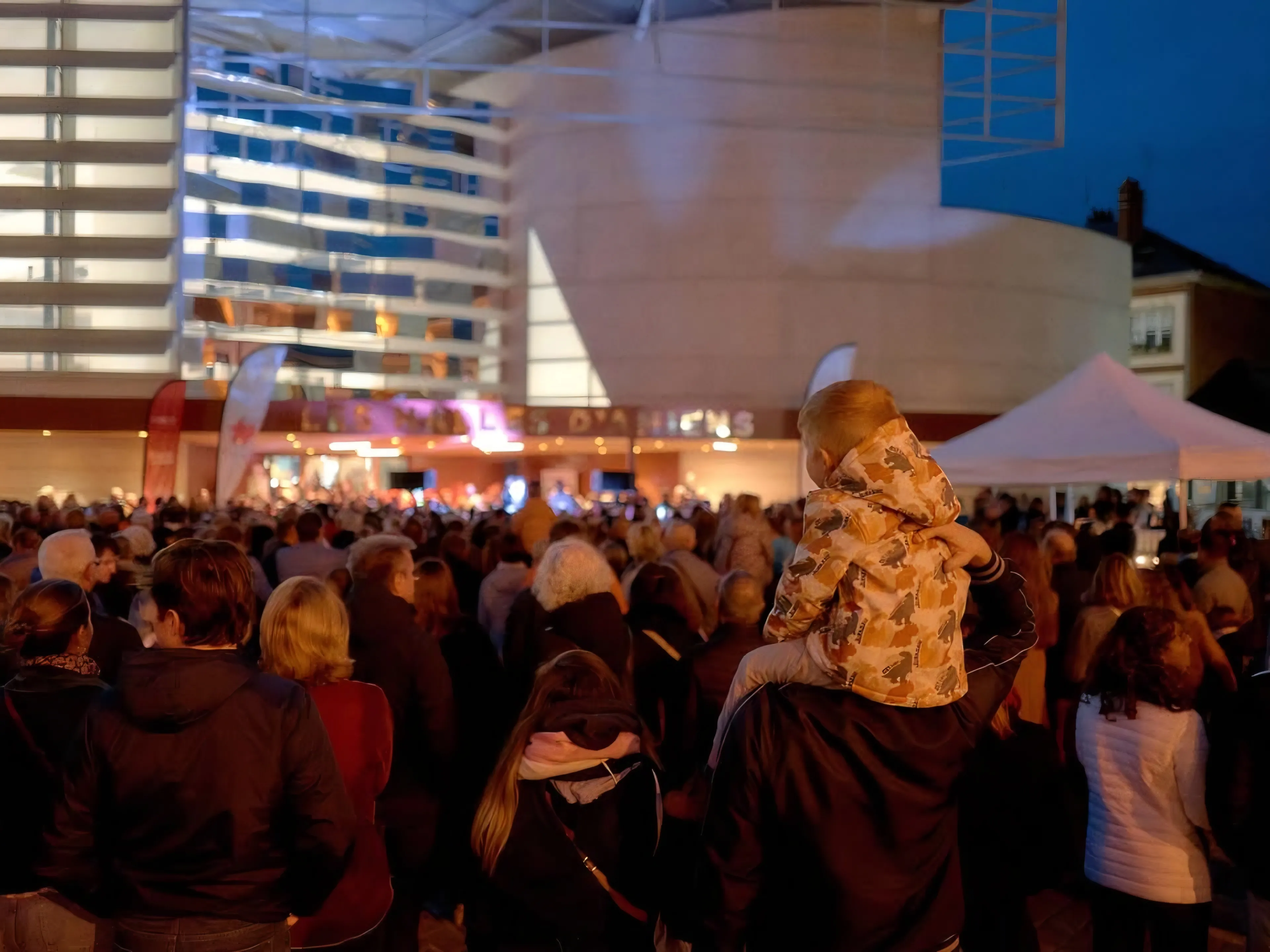 8000 PERSONNES DANS LES HALLES