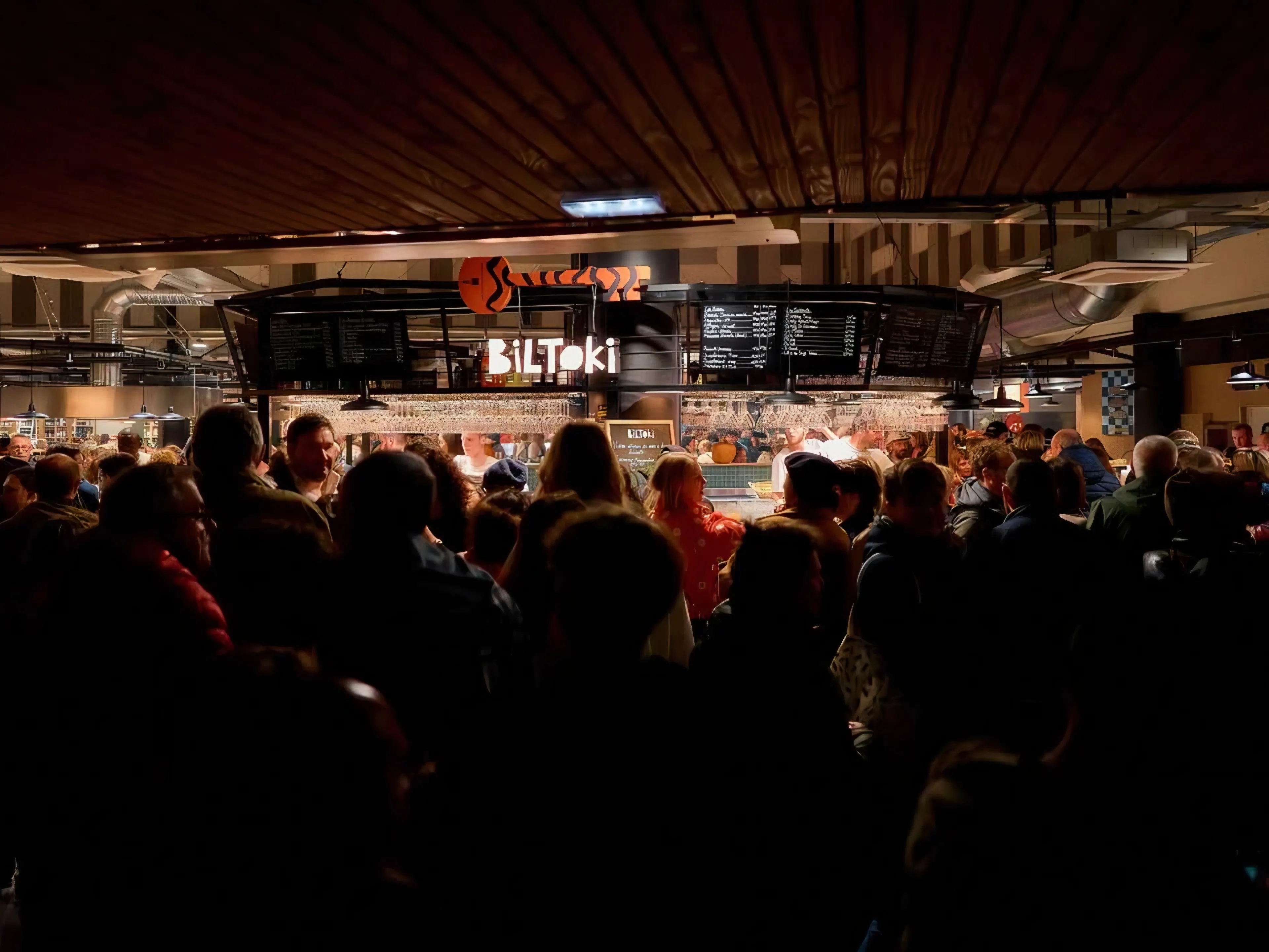 8000 PERSONNES DANS LES HALLES
