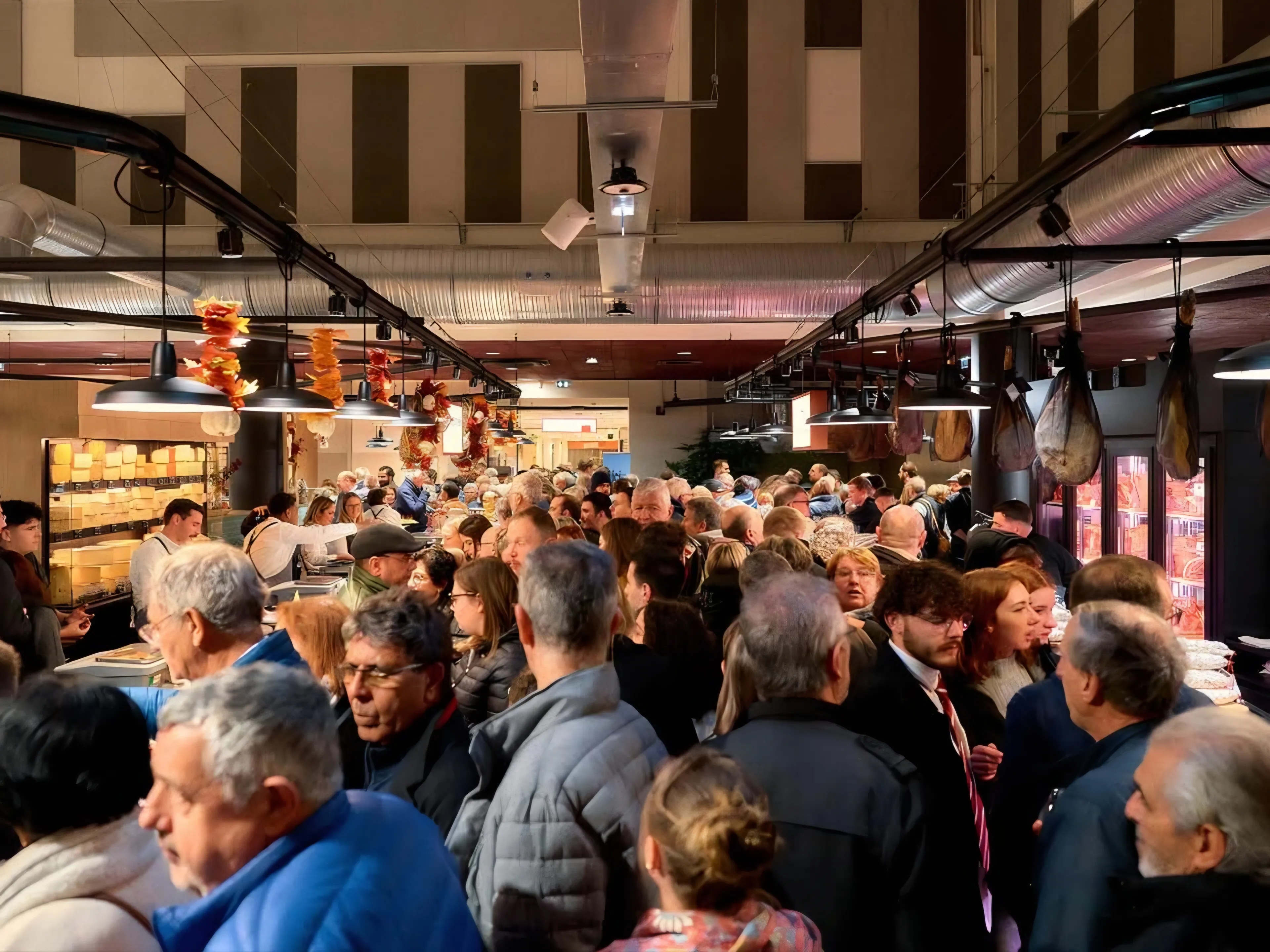 8000 PERSONNES DANS LES HALLES