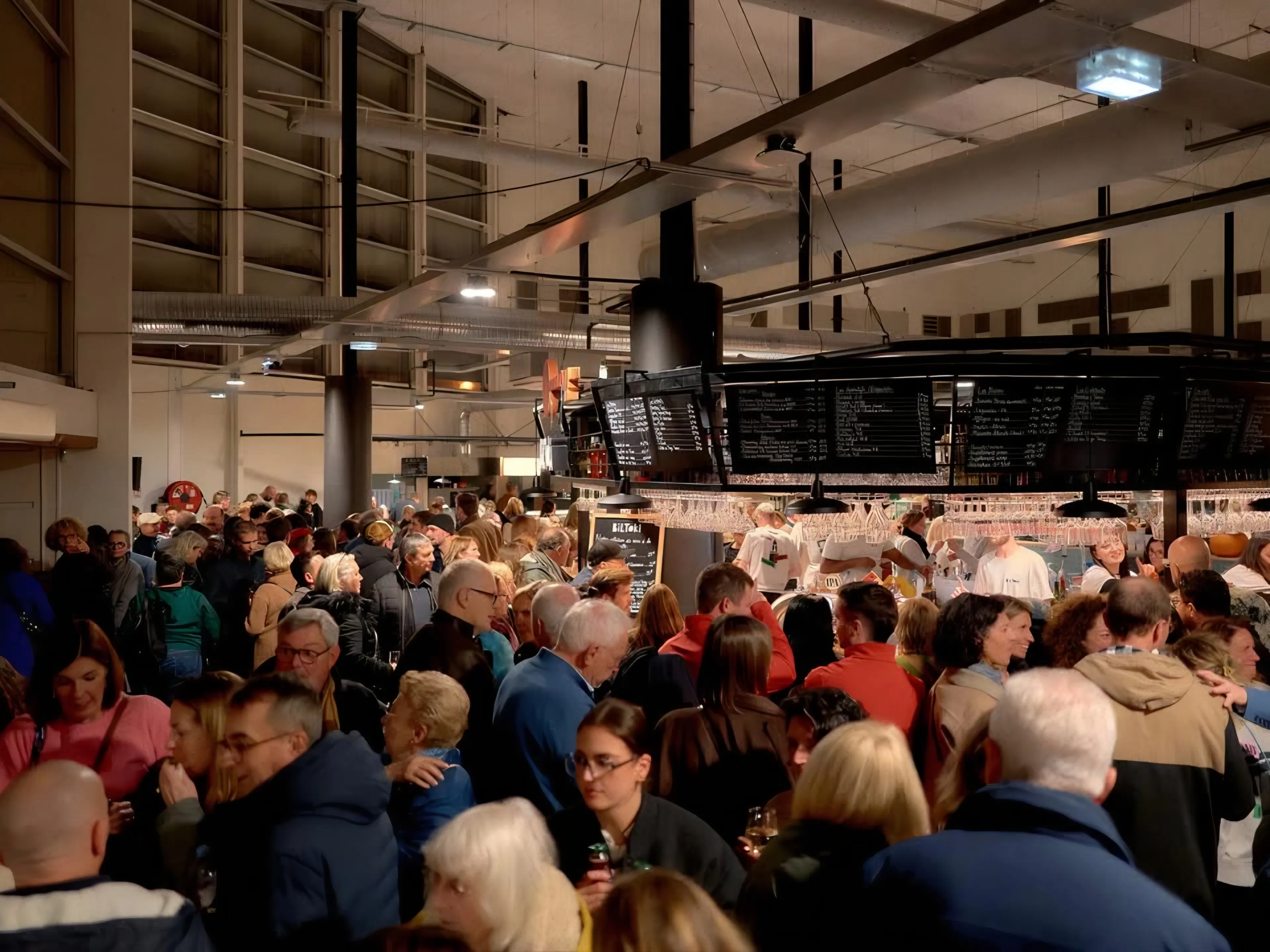8000 PERSONNES DANS LES HALLES