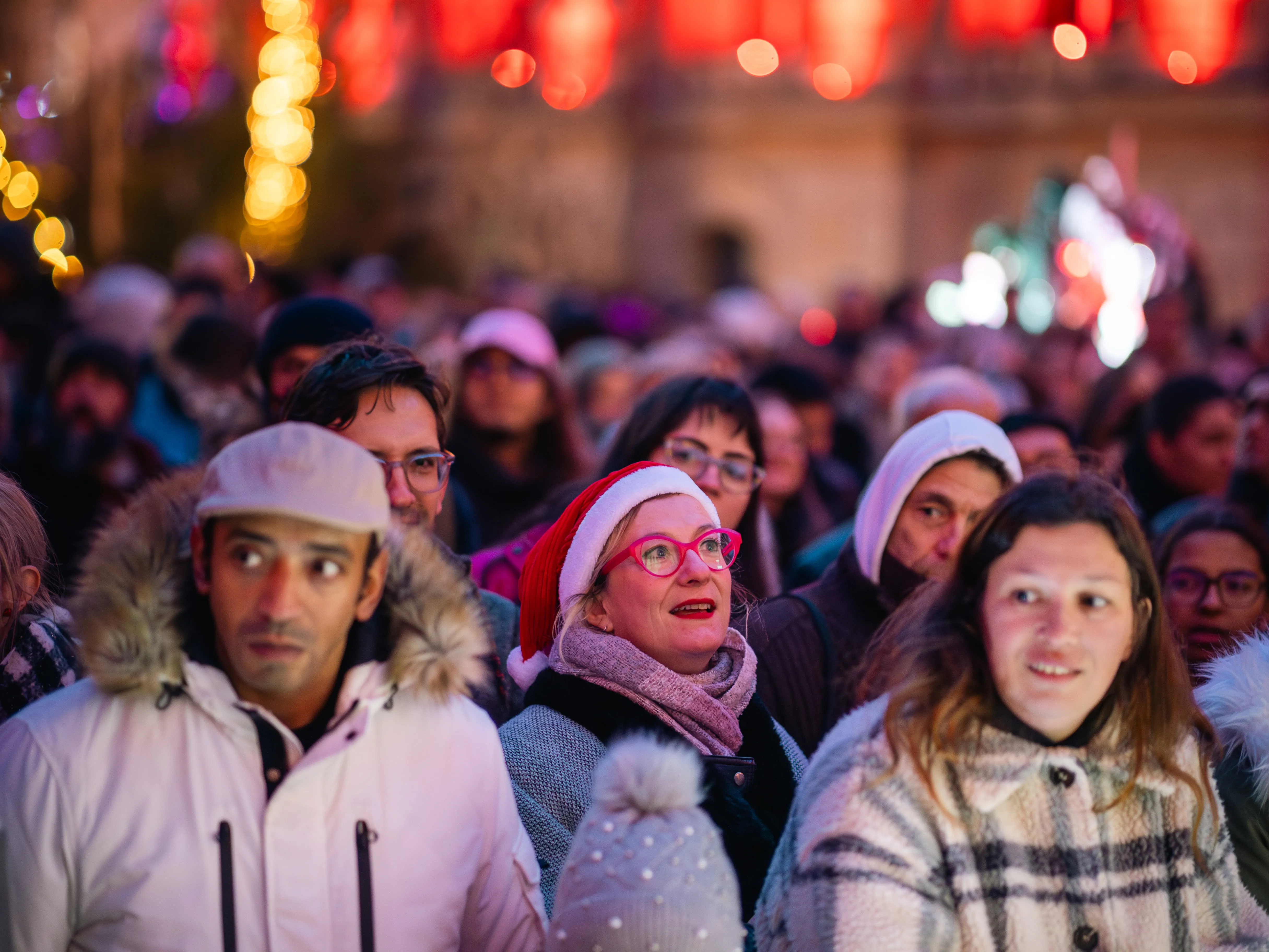 DU MONDE POUR LES ILLUMINATIONS