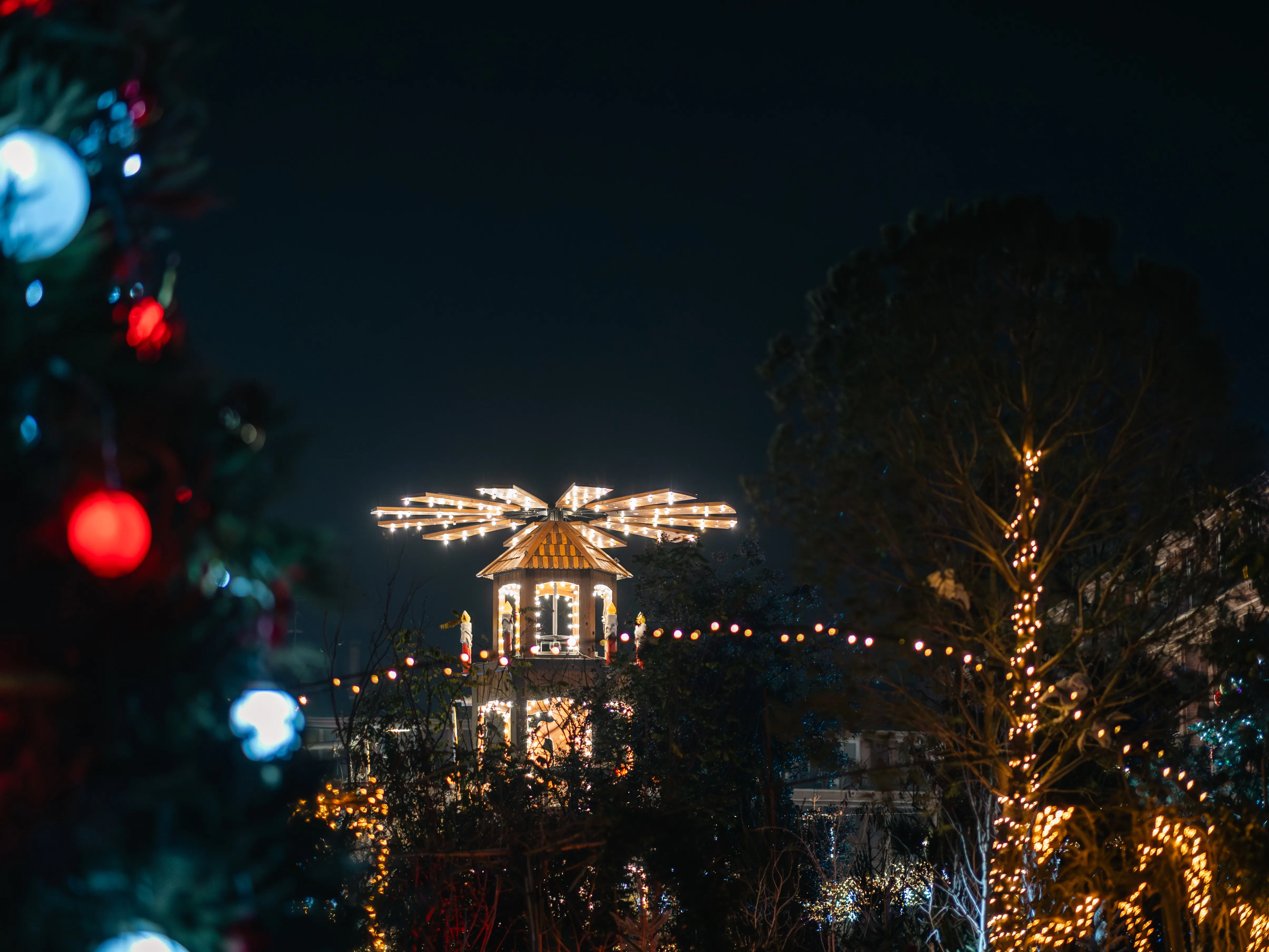 DU MONDE POUR LES ILLUMINATIONS