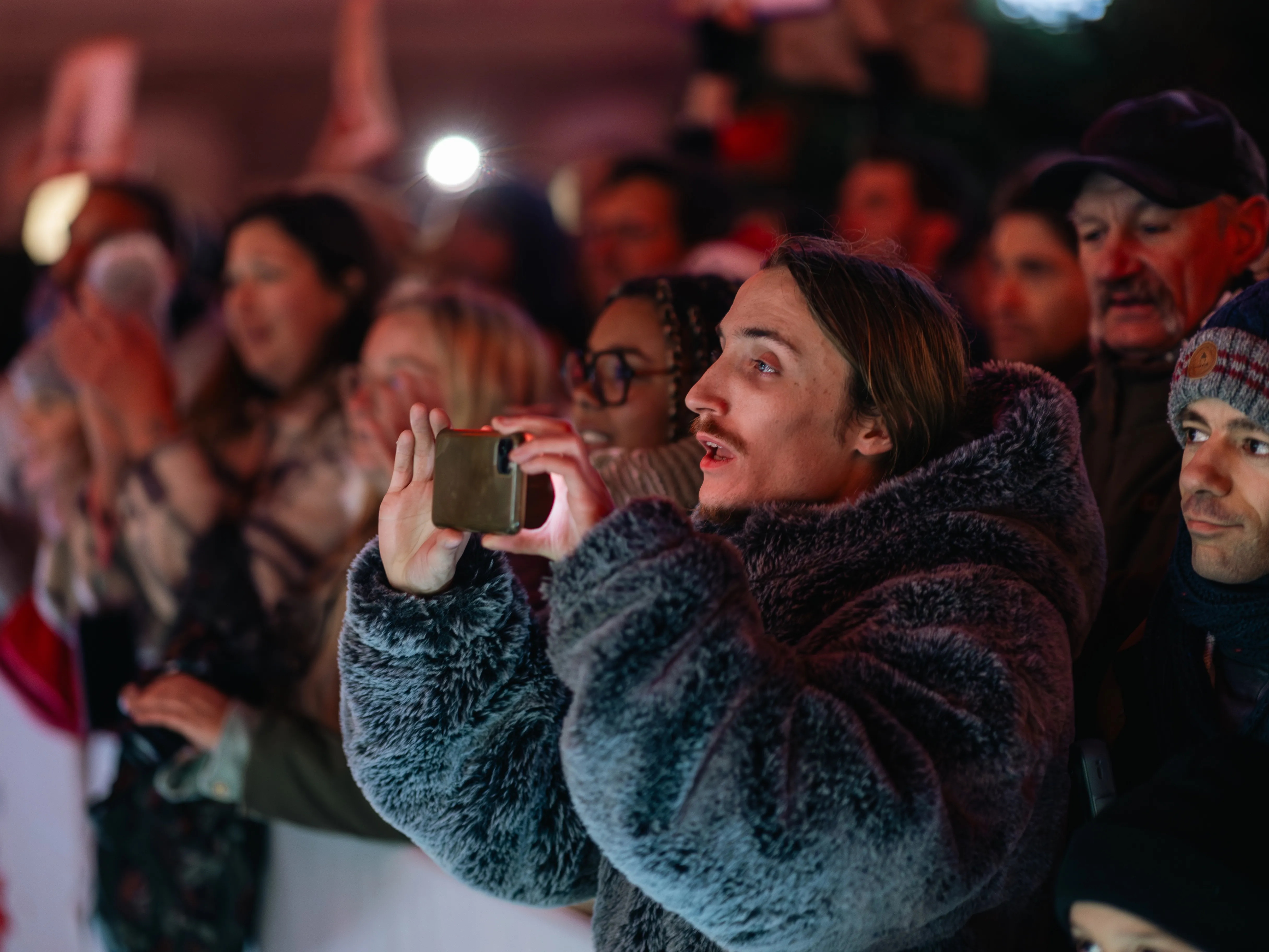 DU MONDE POUR LES ILLUMINATIONS