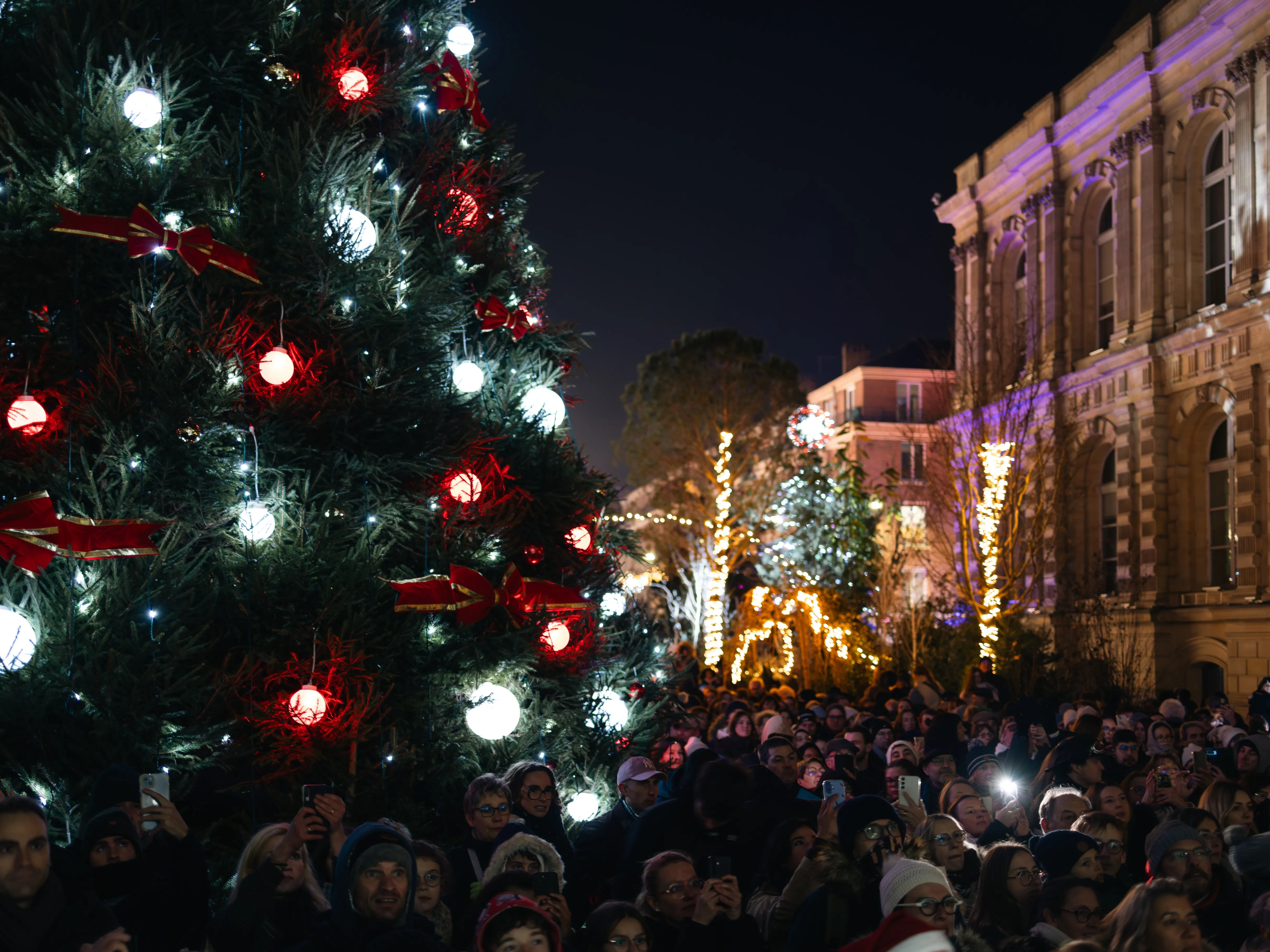 DU MONDE POUR LES ILLUMINATIONS