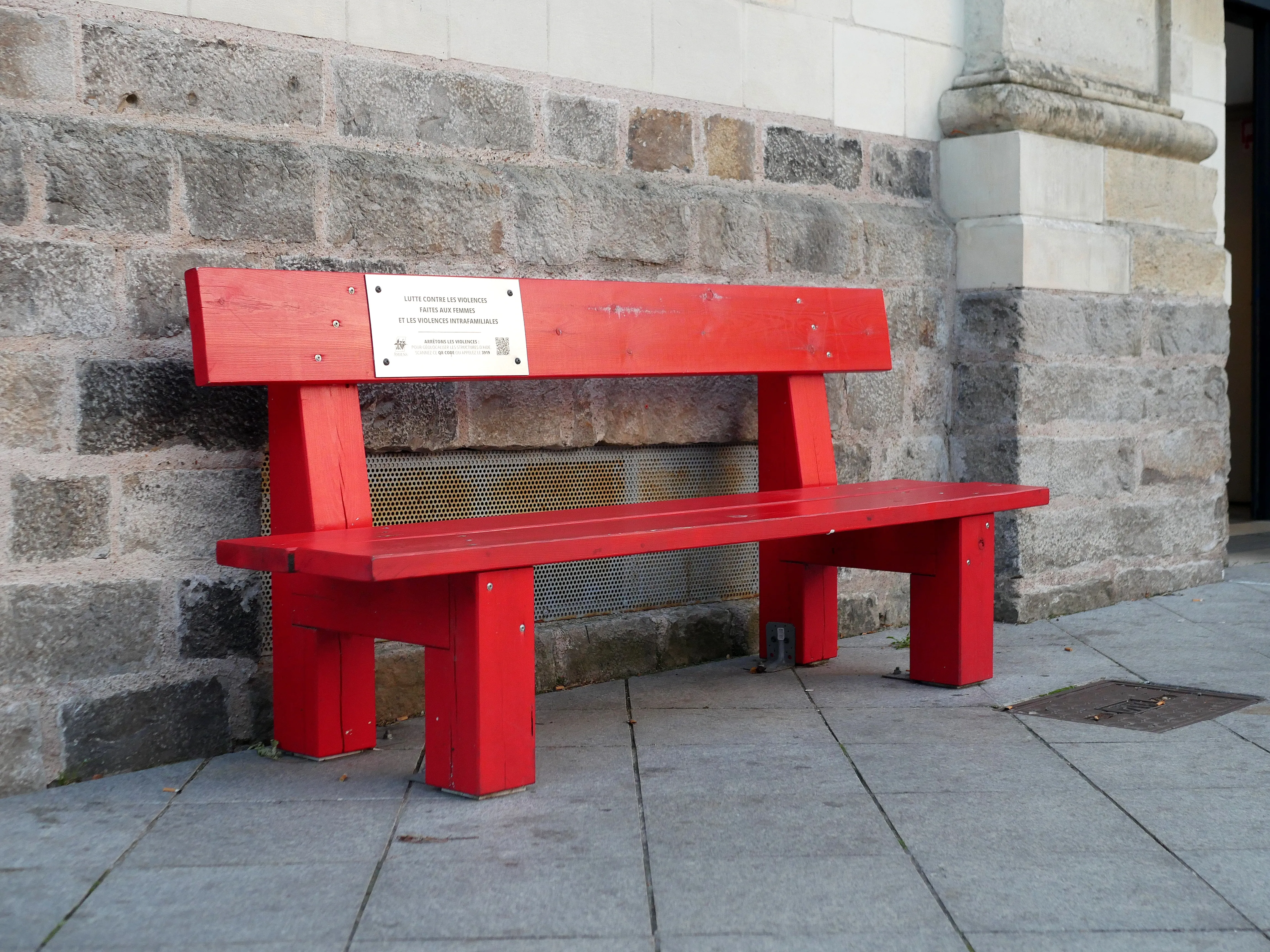 DES BANCS ROUGES POUR AIDER
