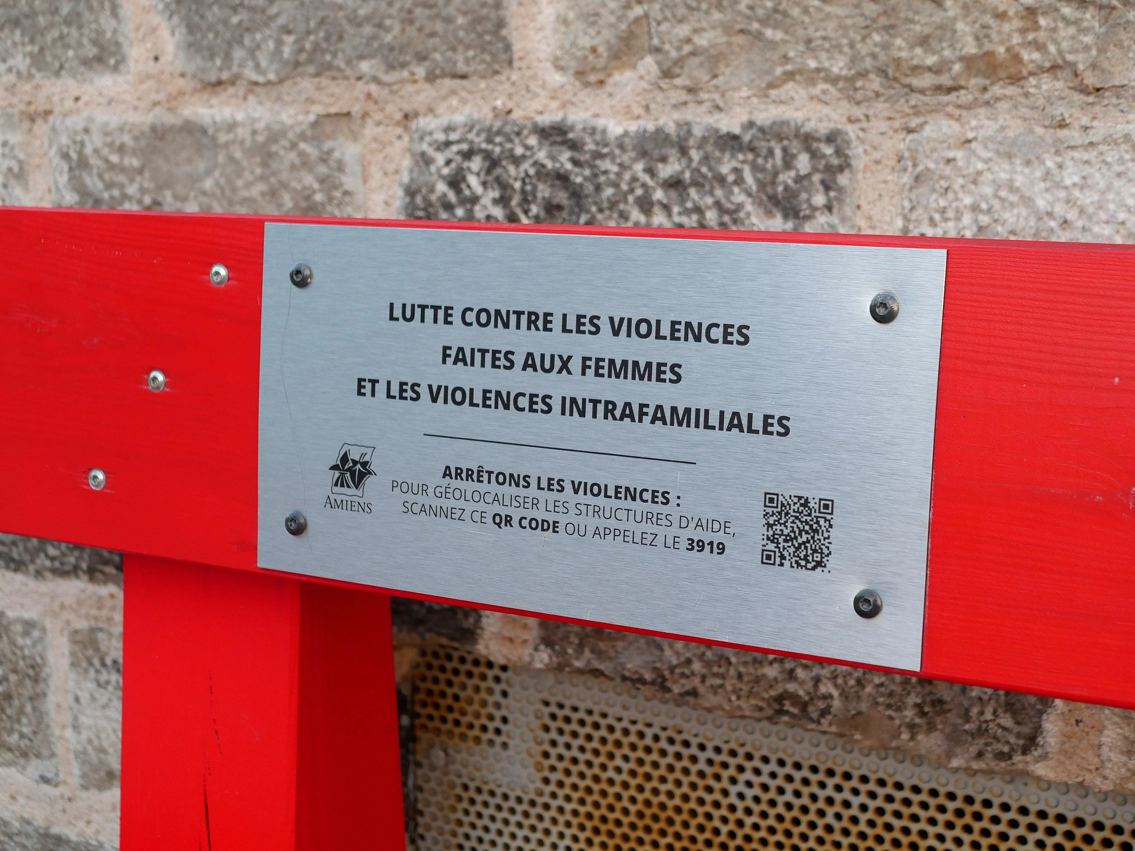 DES BANCS ROUGES POUR AIDER