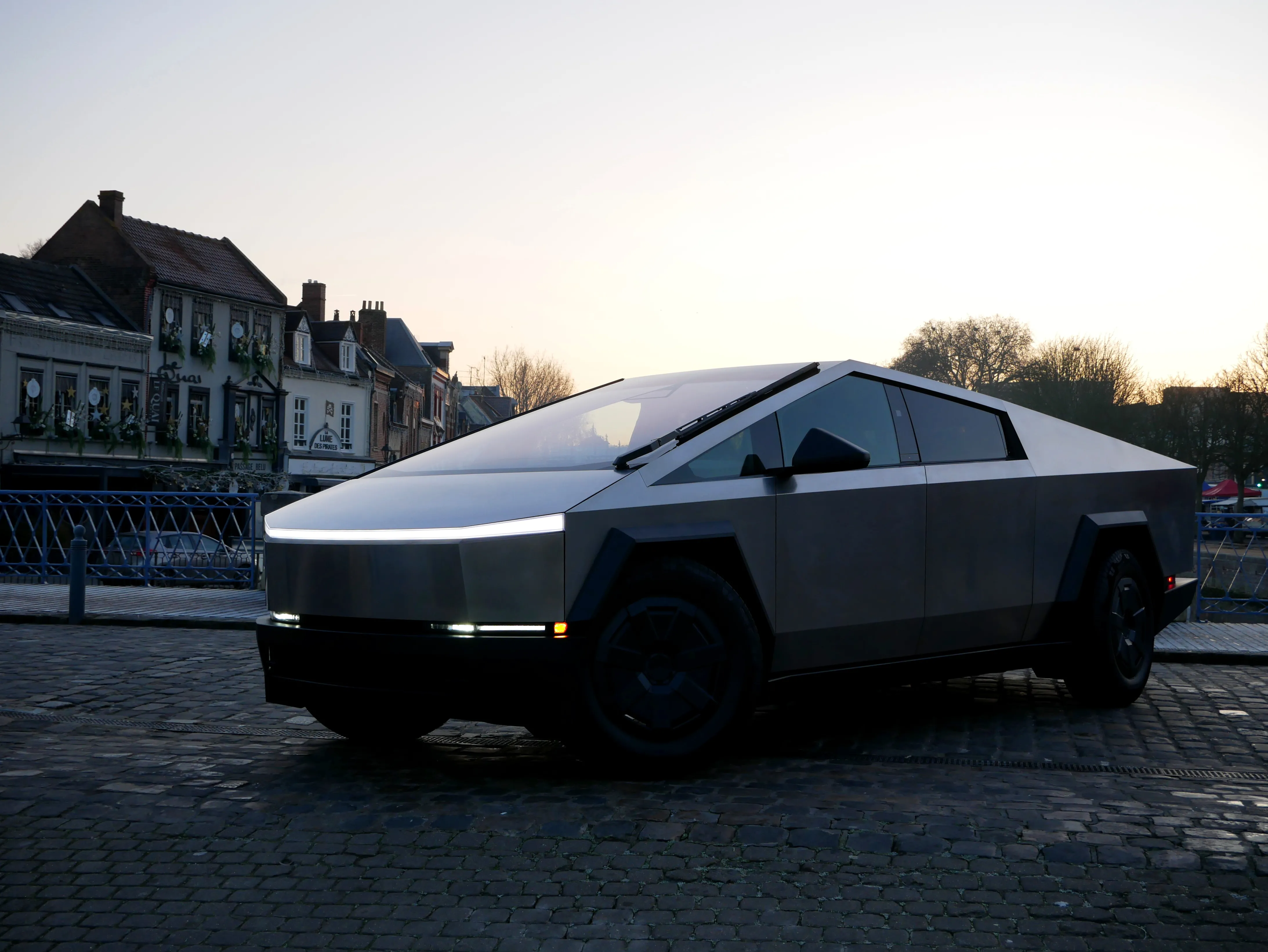 UN CYBERTRUCK ROULE À AMIENS