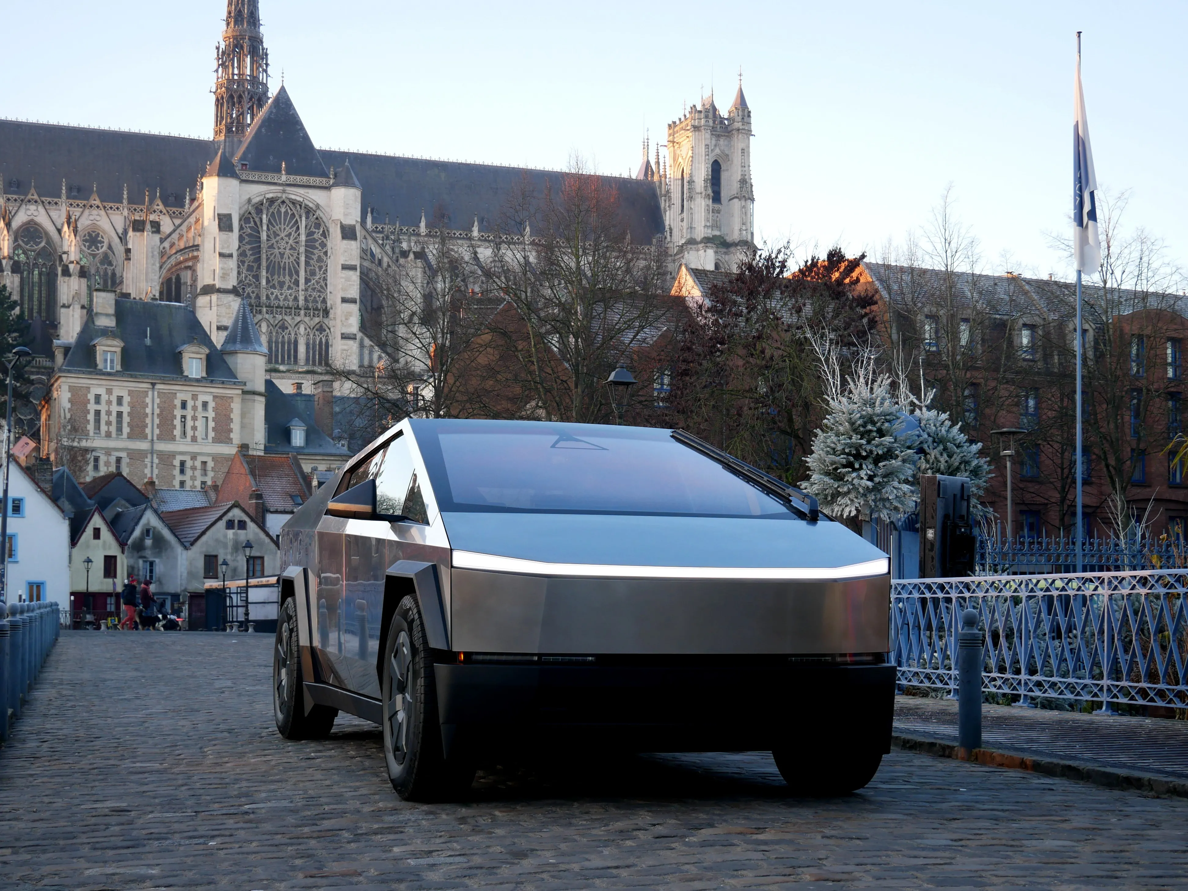 UN CYBERTRUCK ROULE À AMIENS