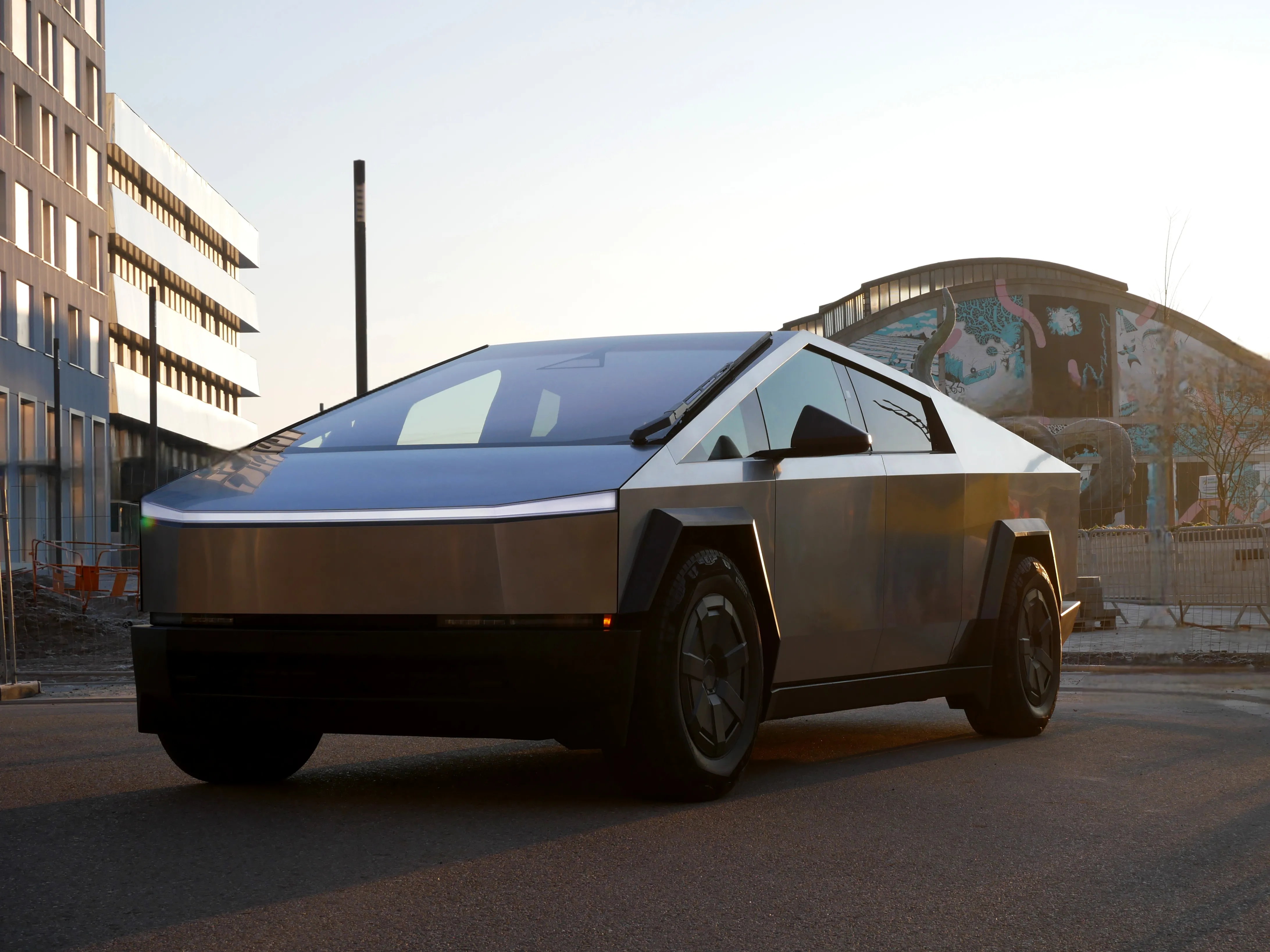 UN CYBERTRUCK ROULE À AMIENS