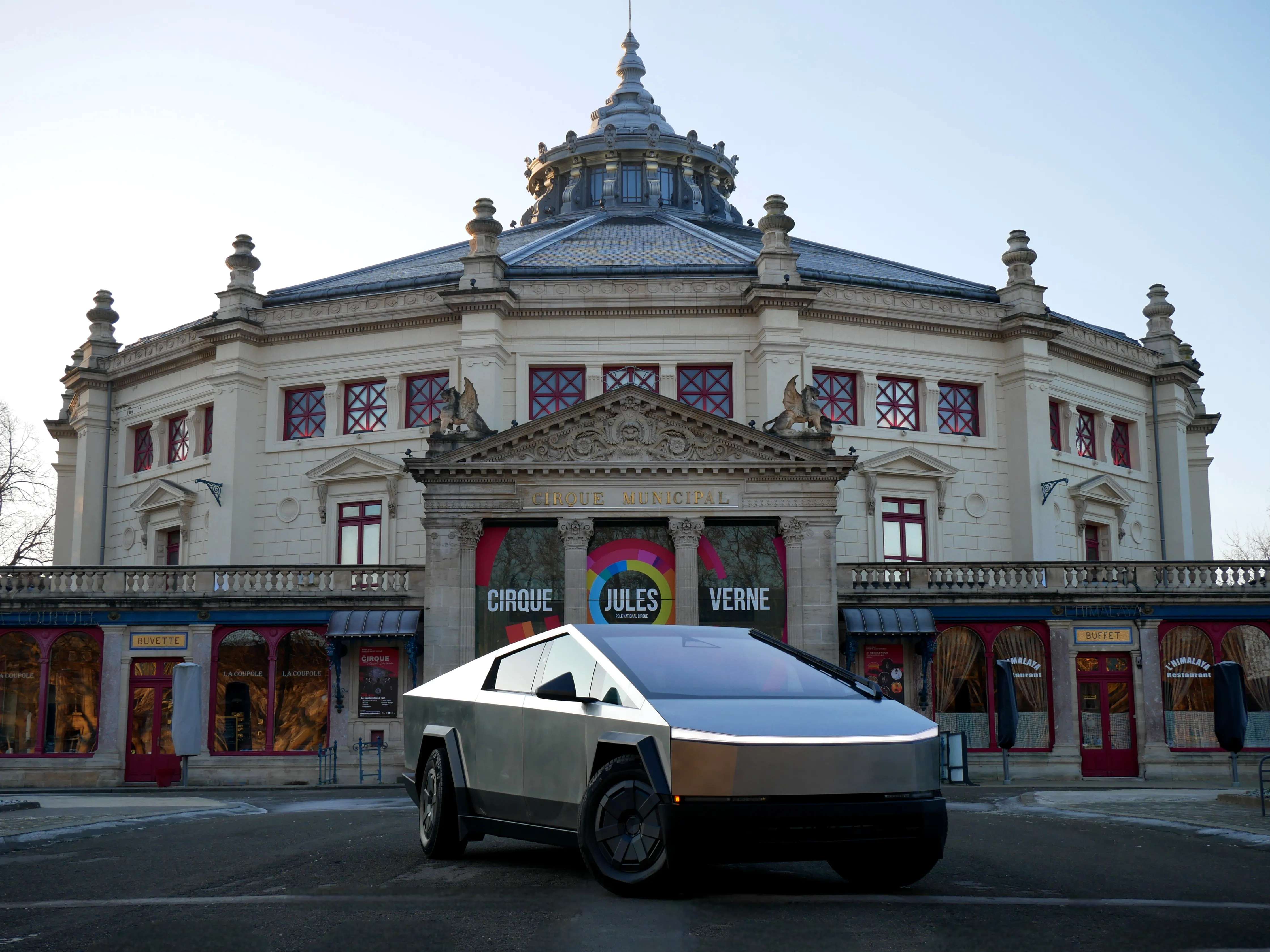 UN CYBERTRUCK ROULE À AMIENS
