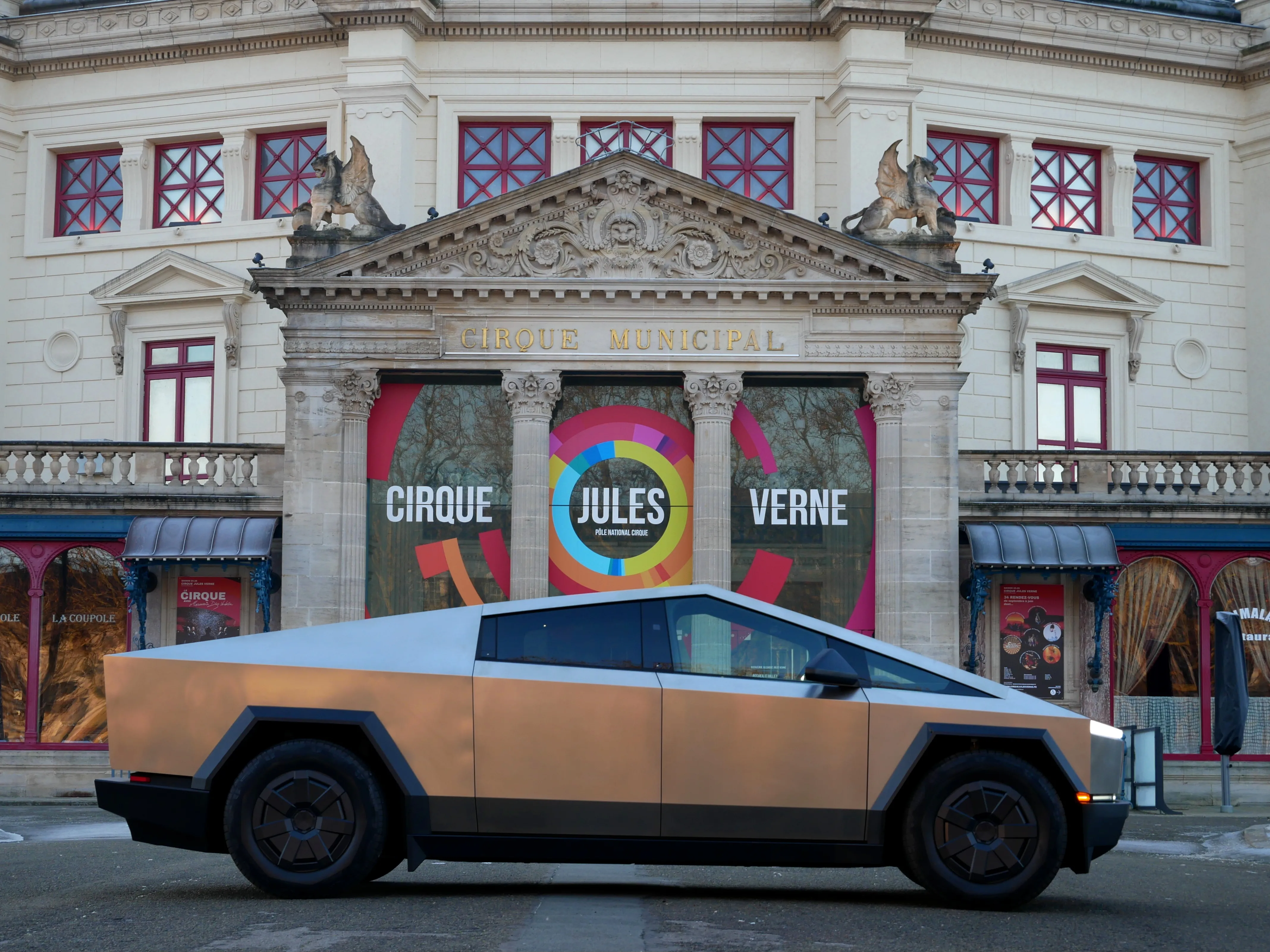 UN CYBERTRUCK ROULE À AMIENS