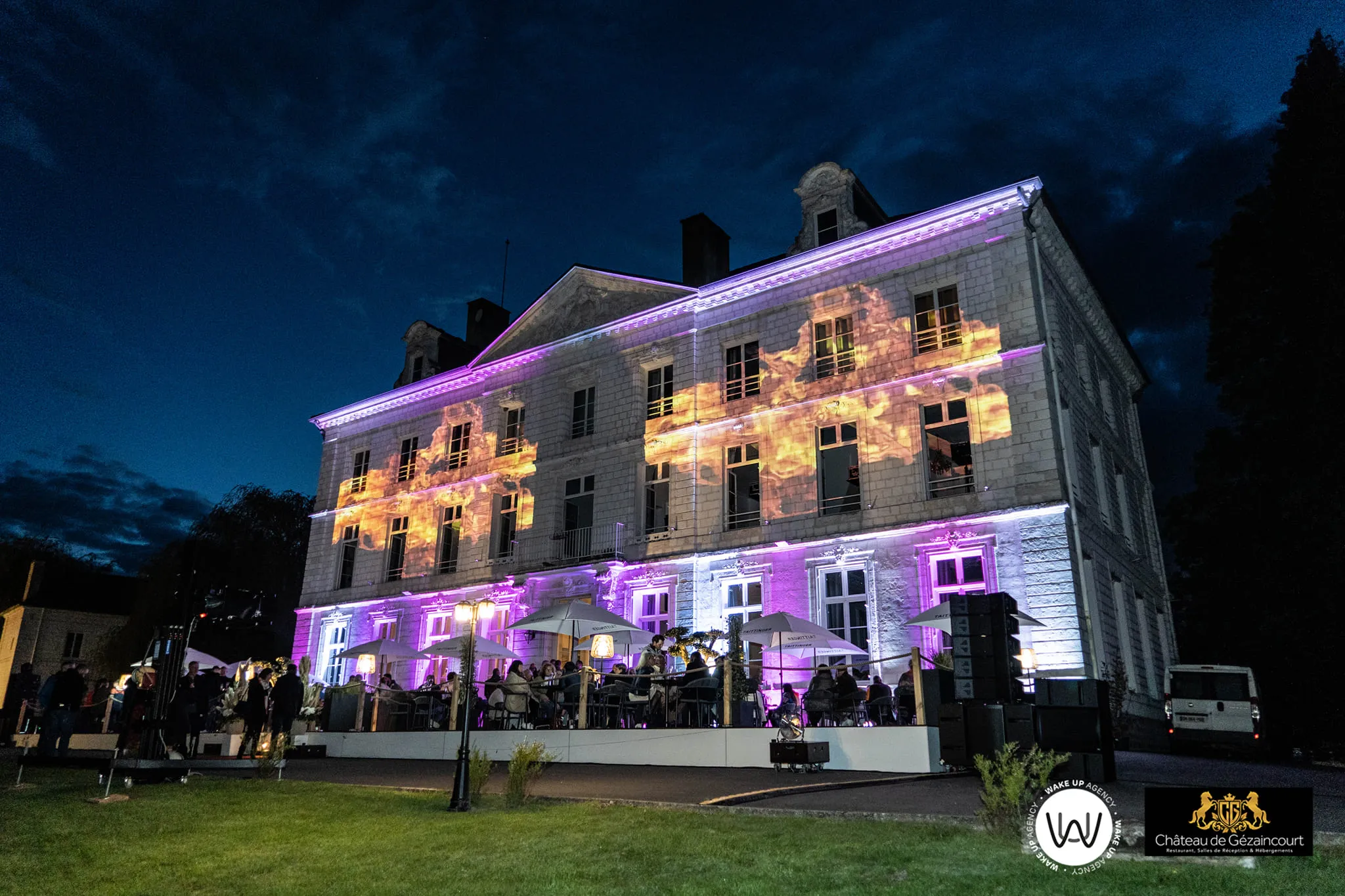 UNE INAUGURATION ROYALE