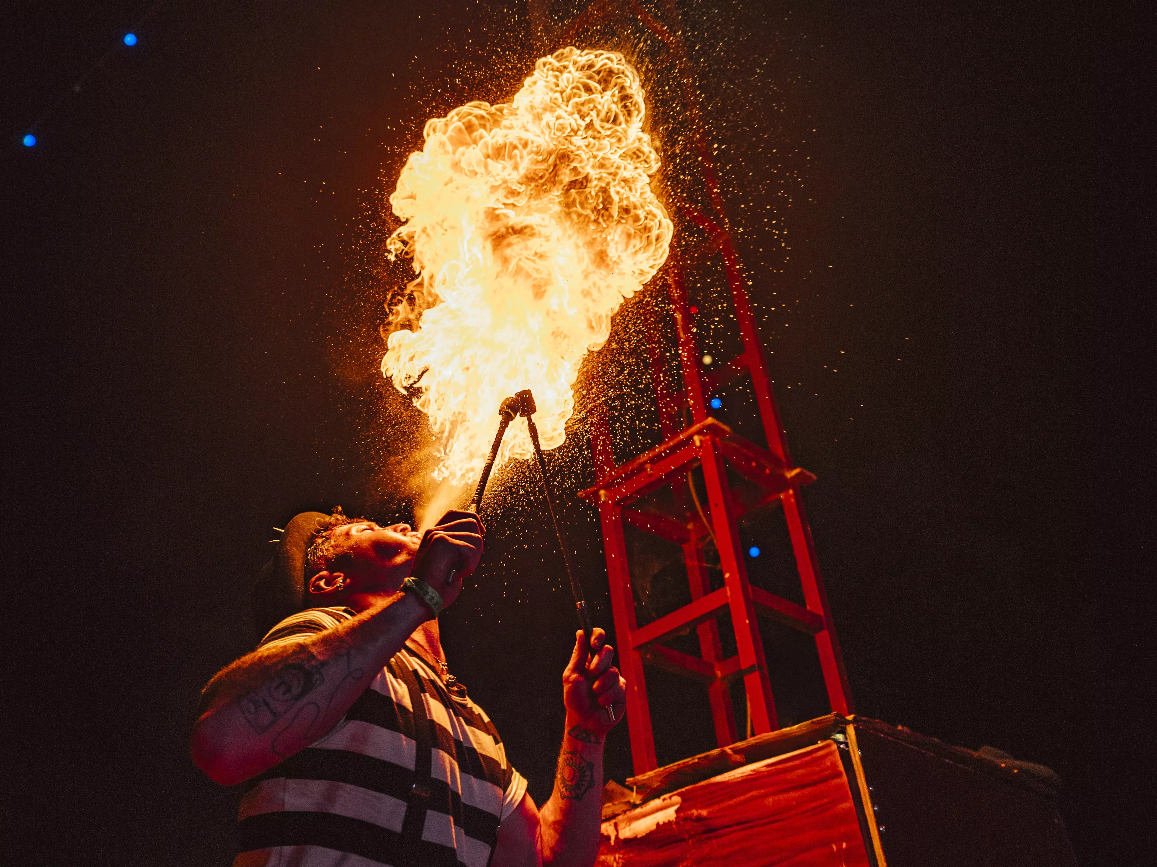 LE FEU COMME TERRAIN DE JEU