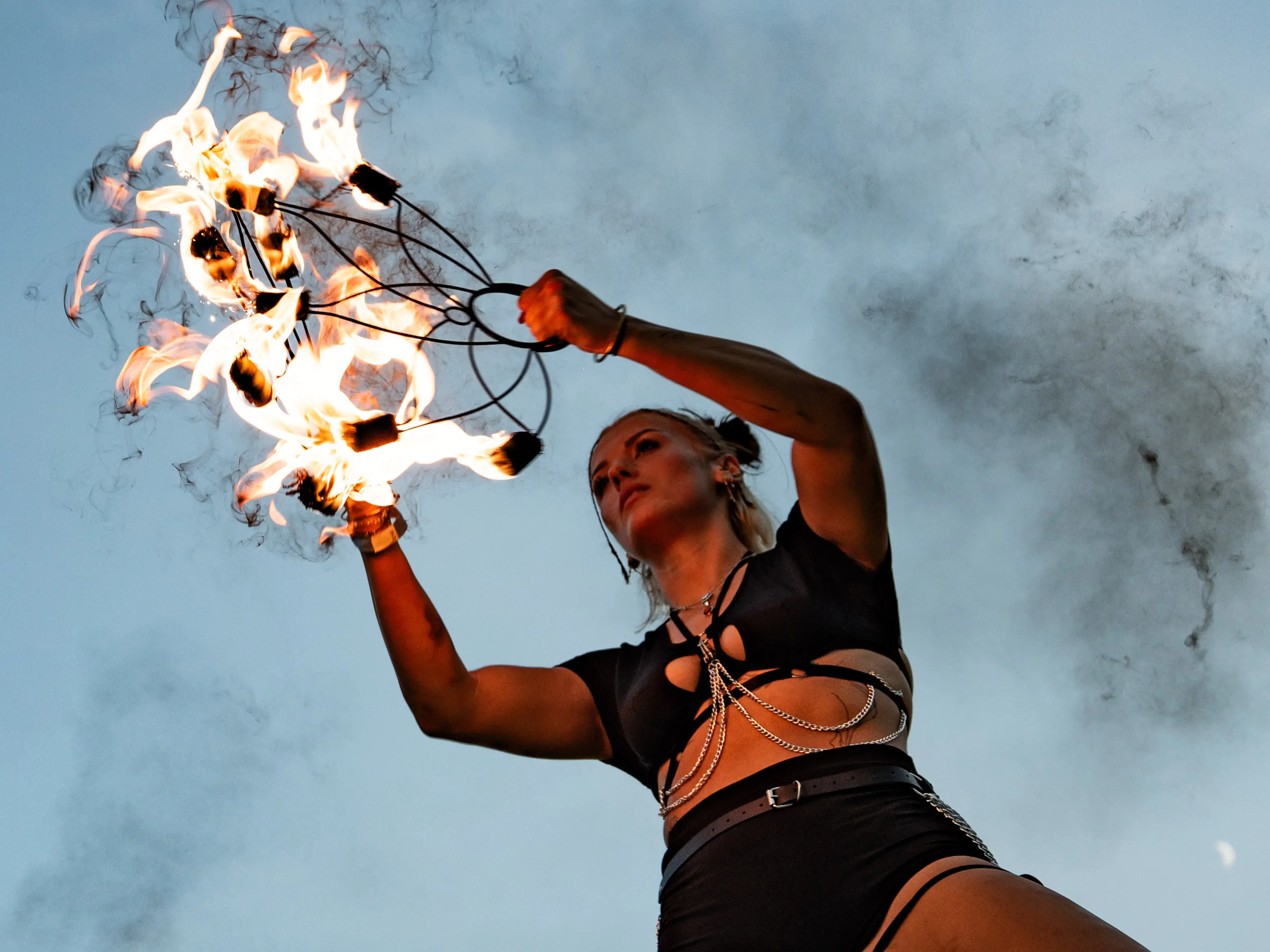 LE FEU COMME TERRAIN DE JEU