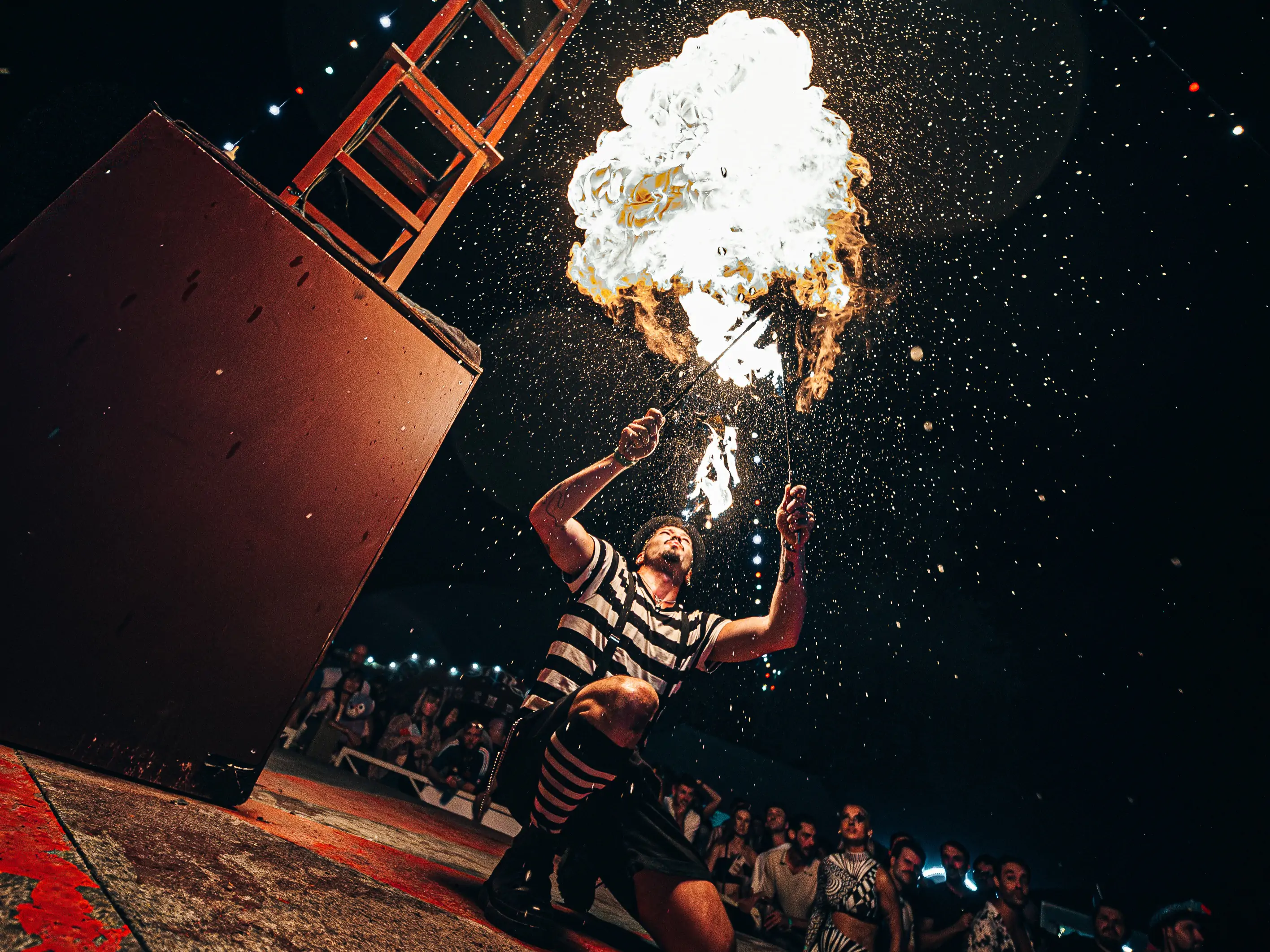 LE FEU COMME TERRAIN DE JEU