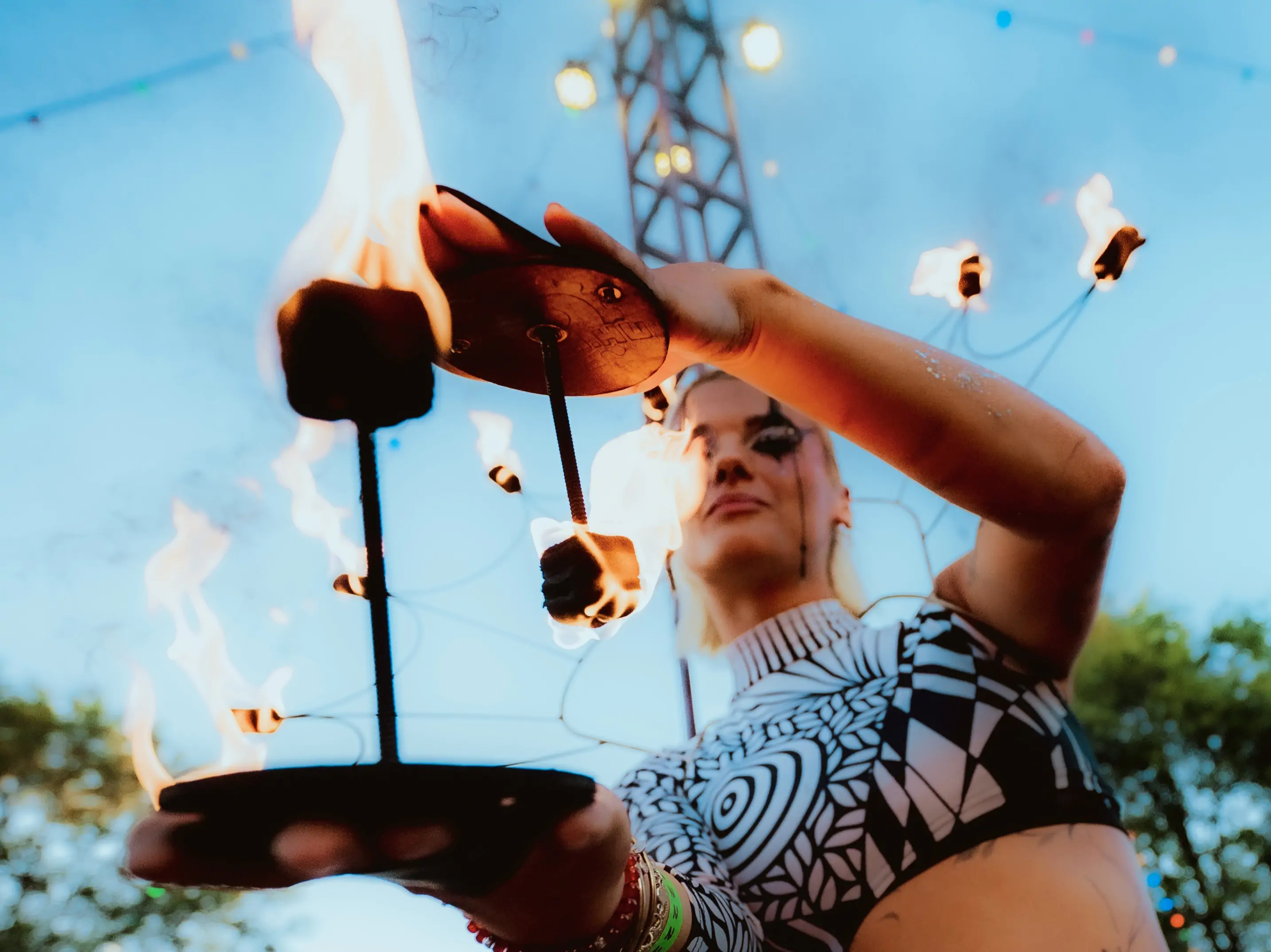 LE FEU COMME TERRAIN DE JEU