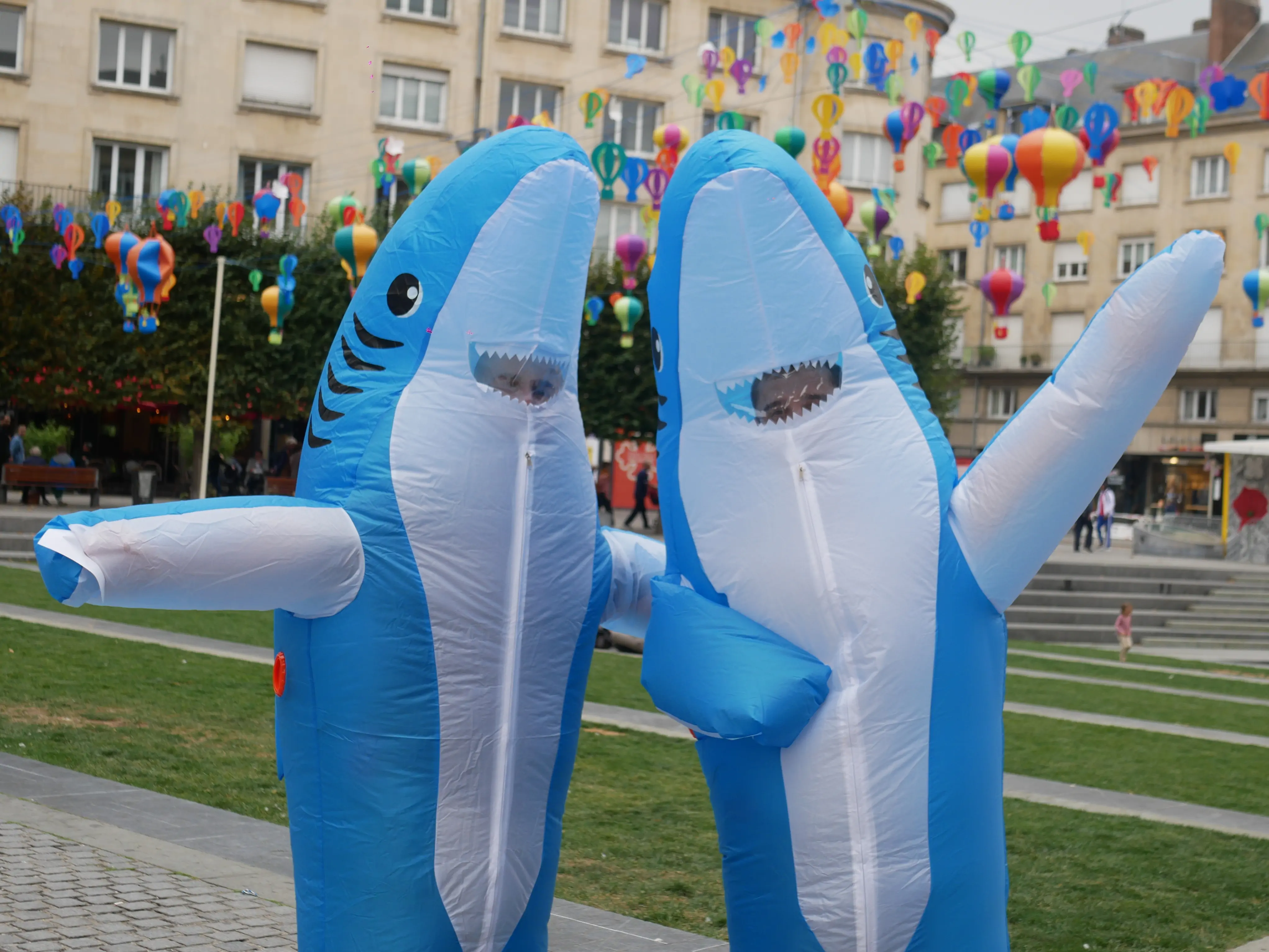 UN GANG DE REQUINS EN VILLE