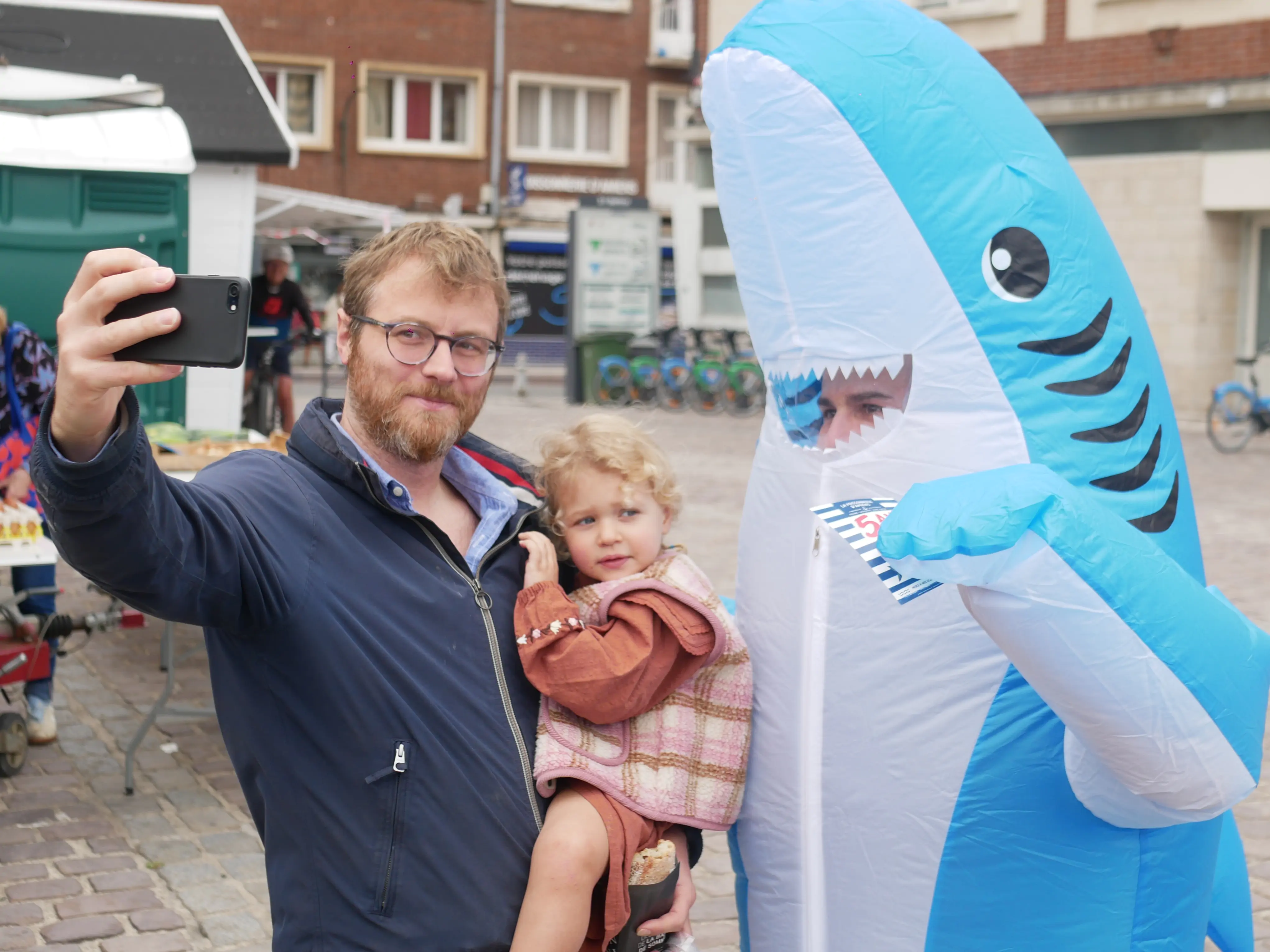 UN GANG DE REQUINS EN VILLE