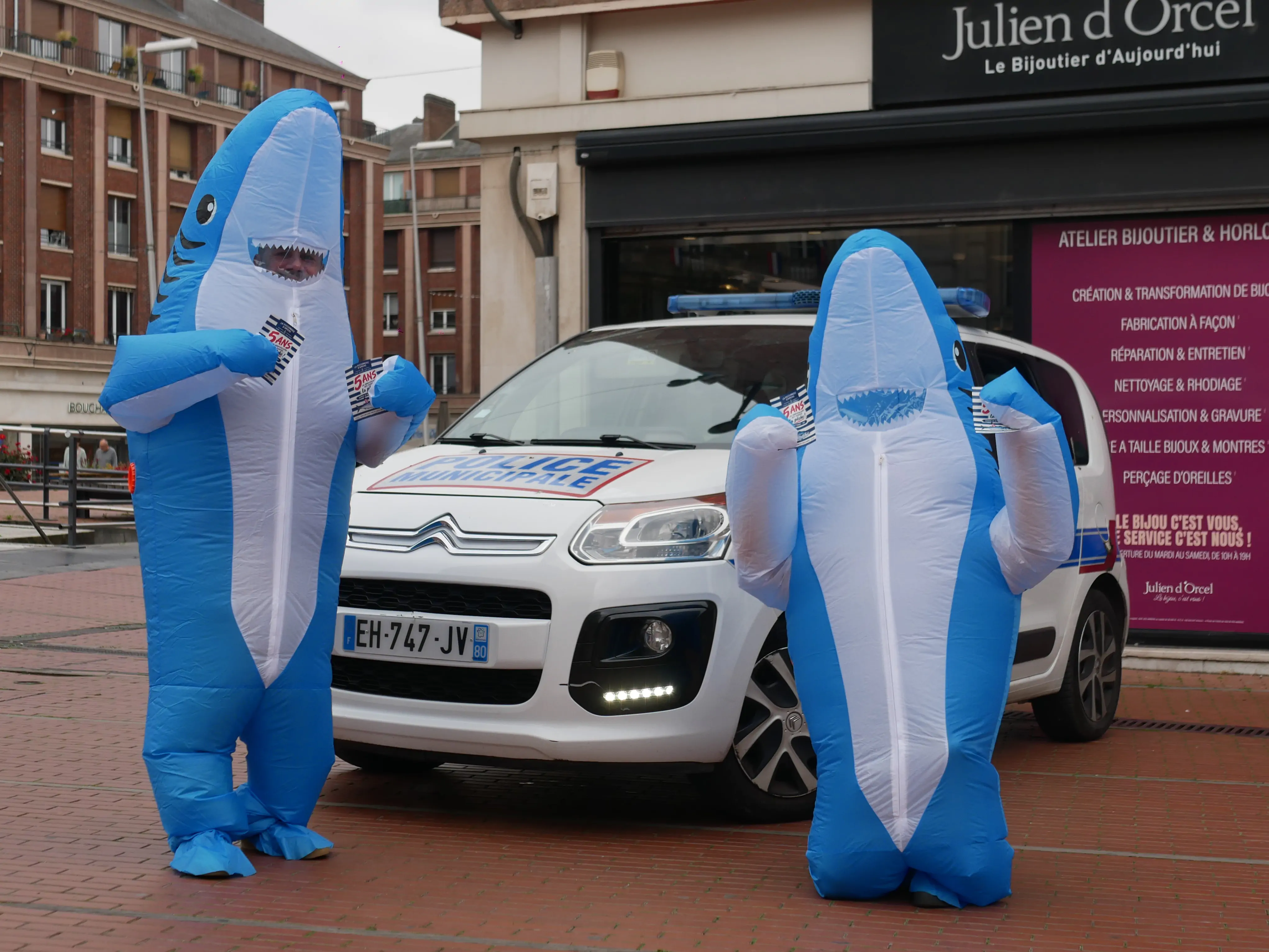 UN GANG DE REQUINS EN VILLE