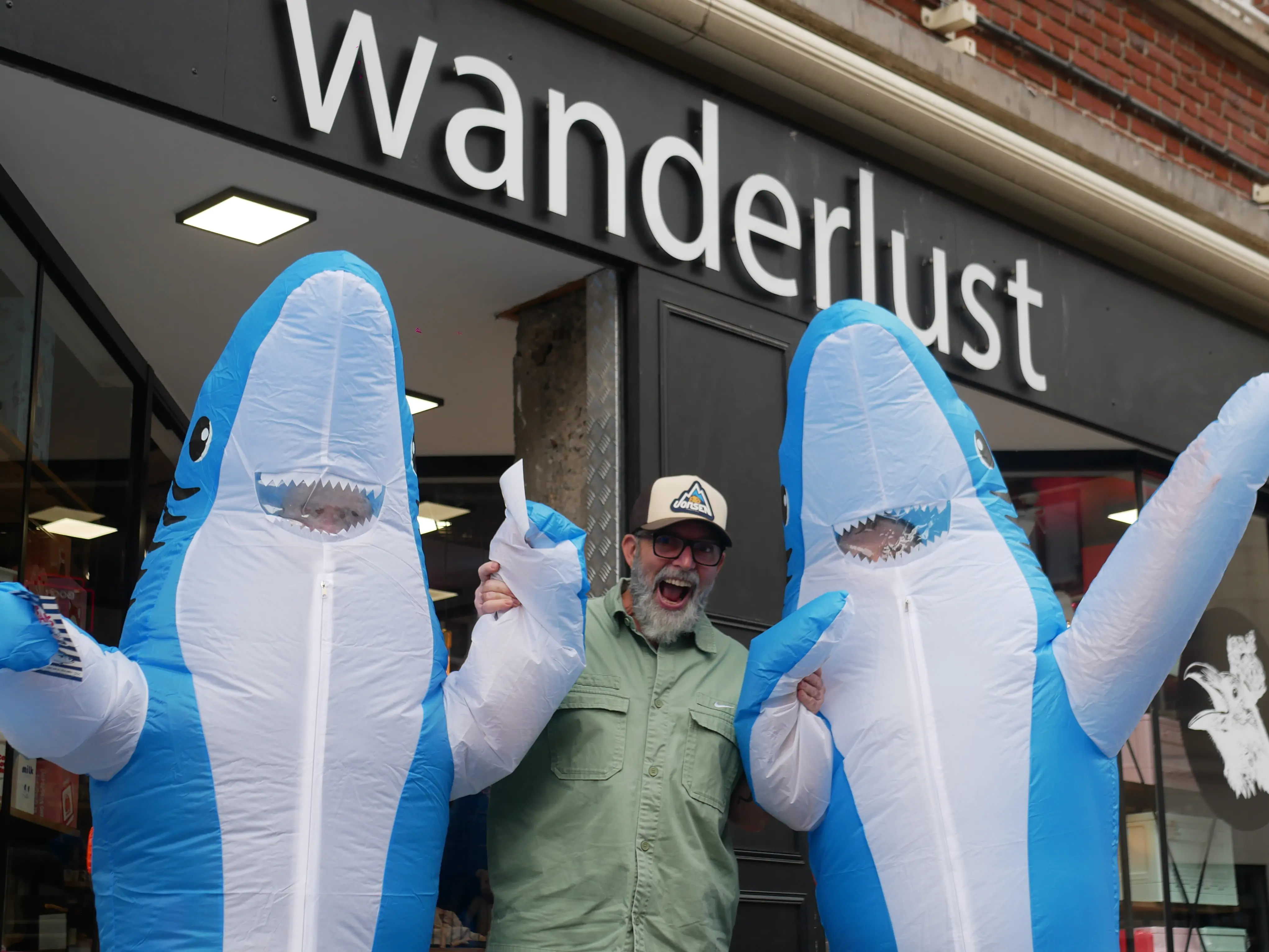 UN GANG DE REQUINS EN VILLE