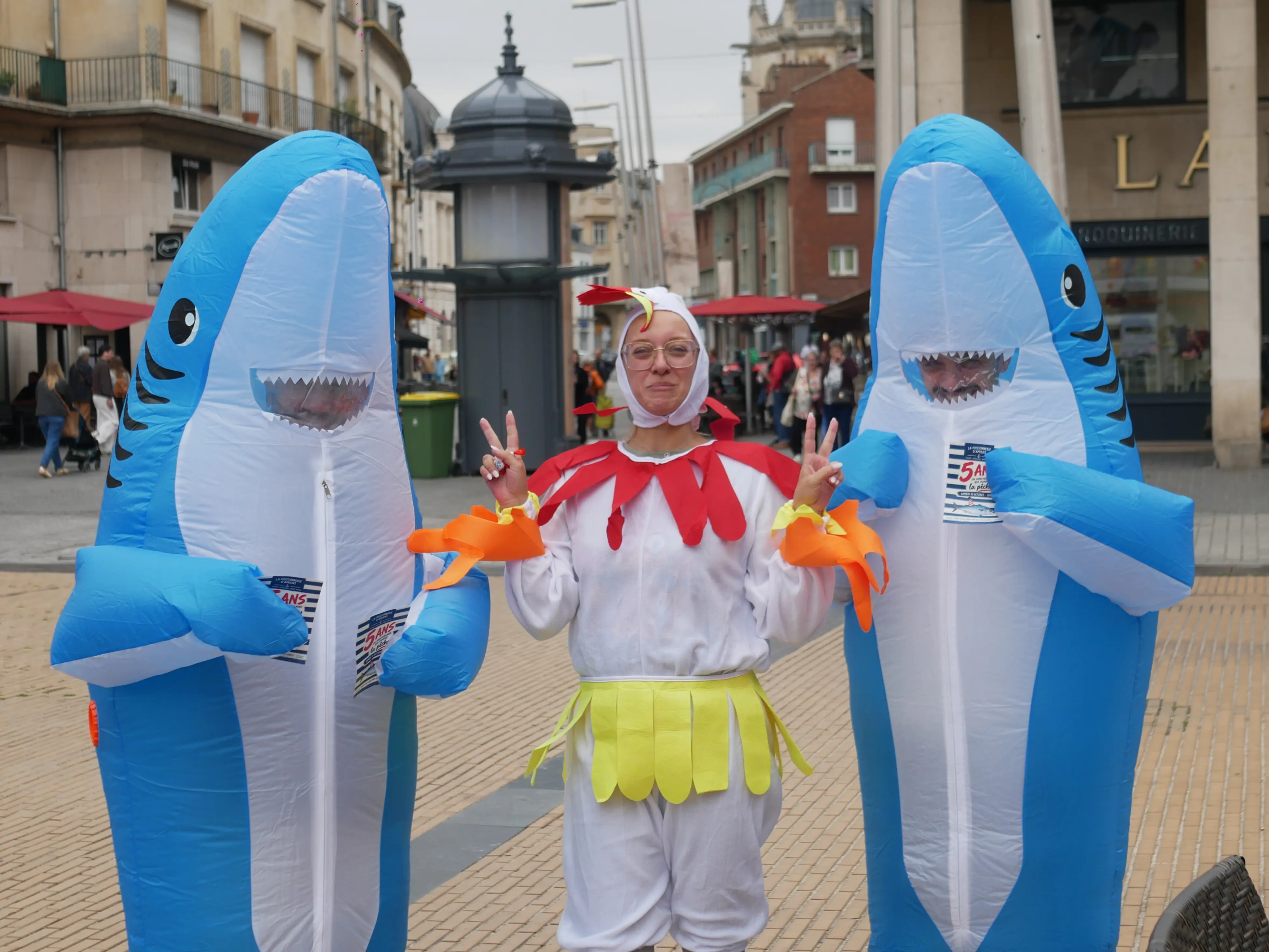 UN GANG DE REQUINS EN VILLE
