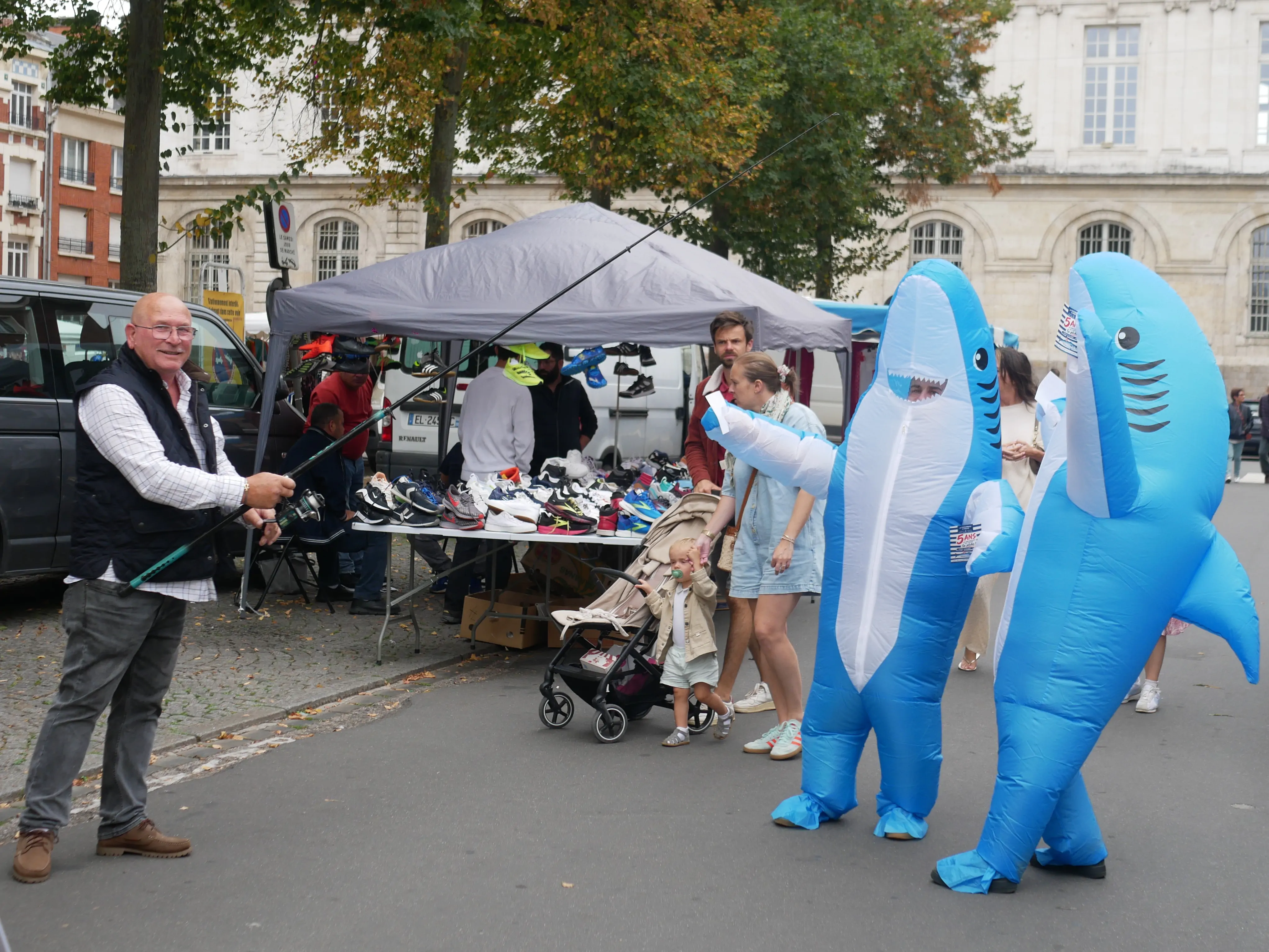 UN GANG DE REQUINS EN VILLE