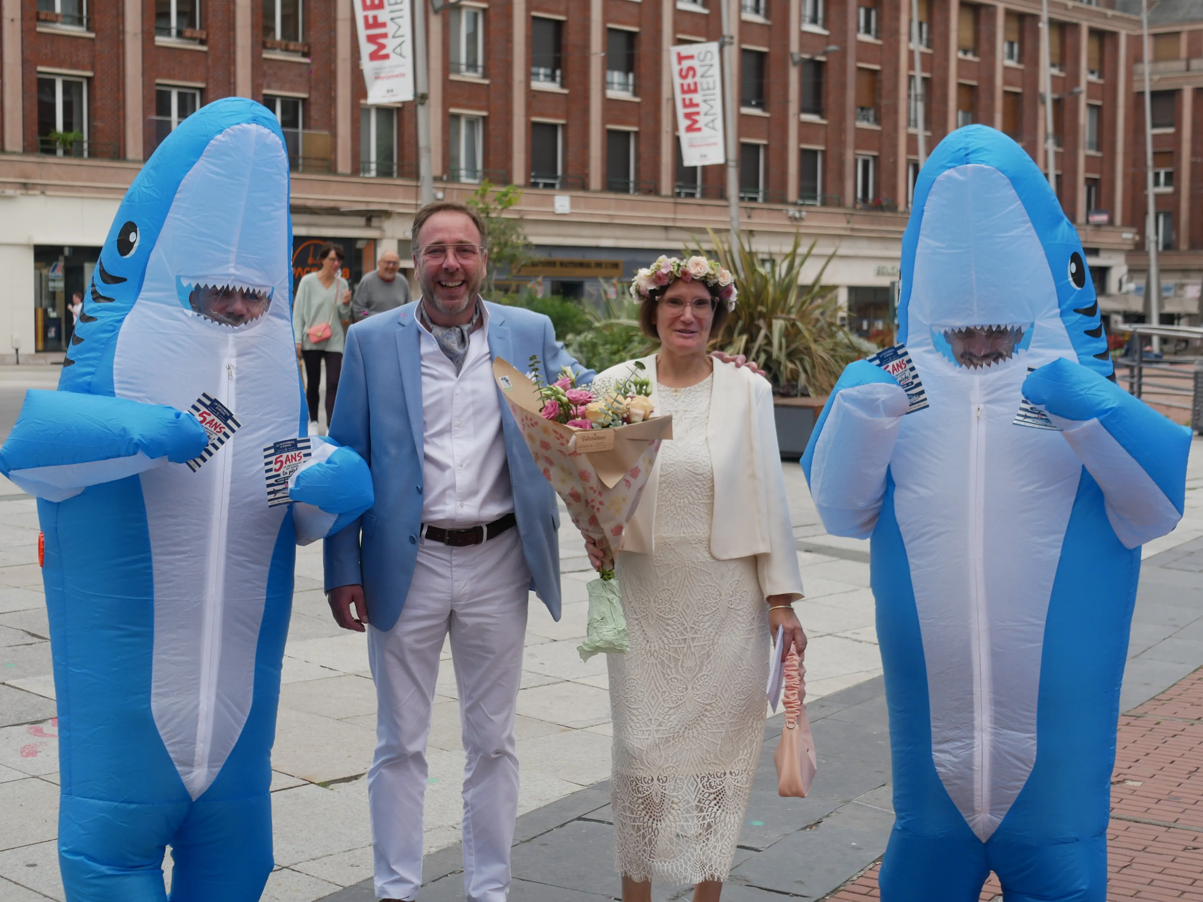 UN GANG DE REQUINS EN VILLE