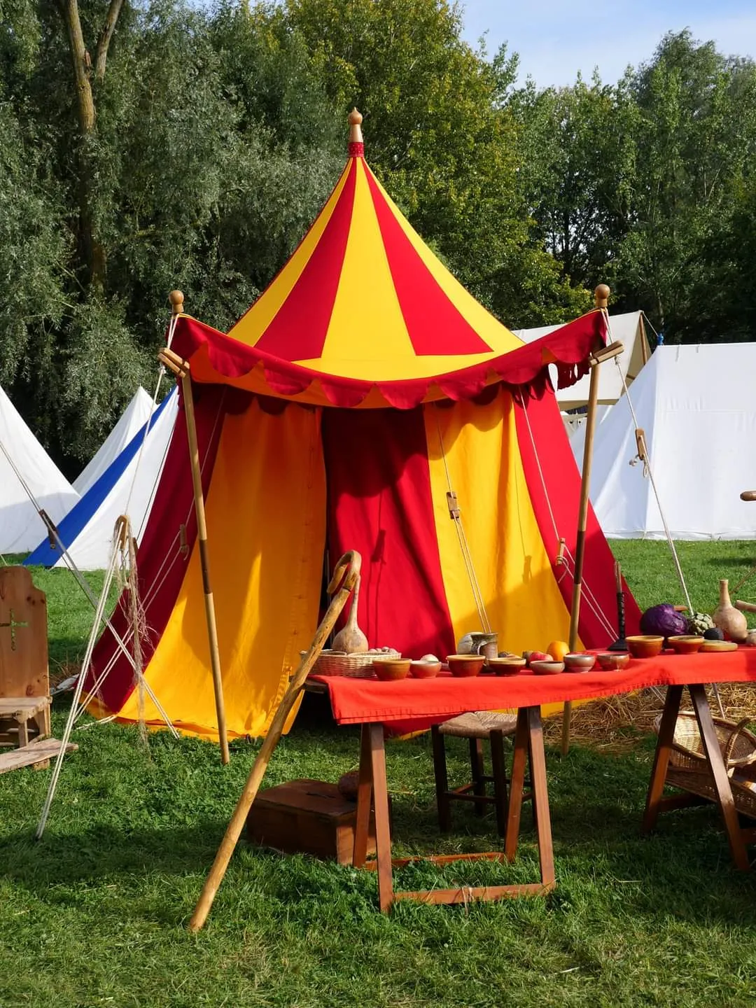 MÉDIÉVALES AU BORD DE L'EAU