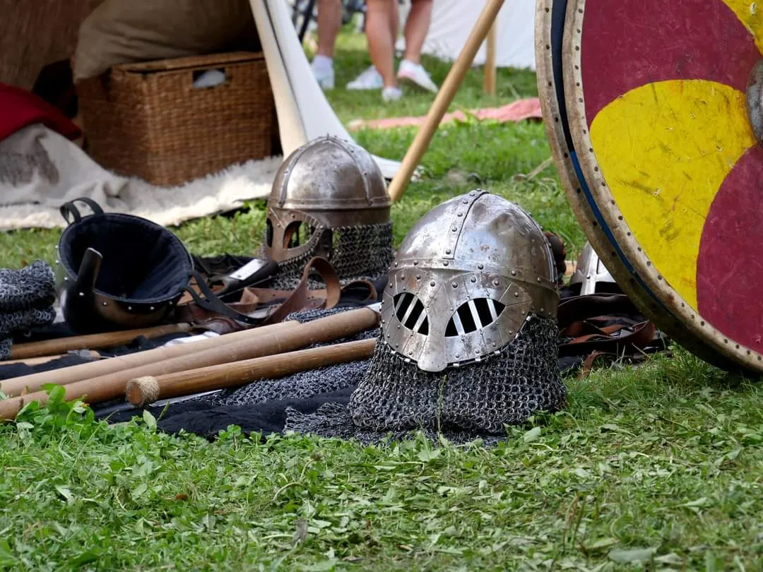 MÉDIÉVALES AU BORD DE L'EAU