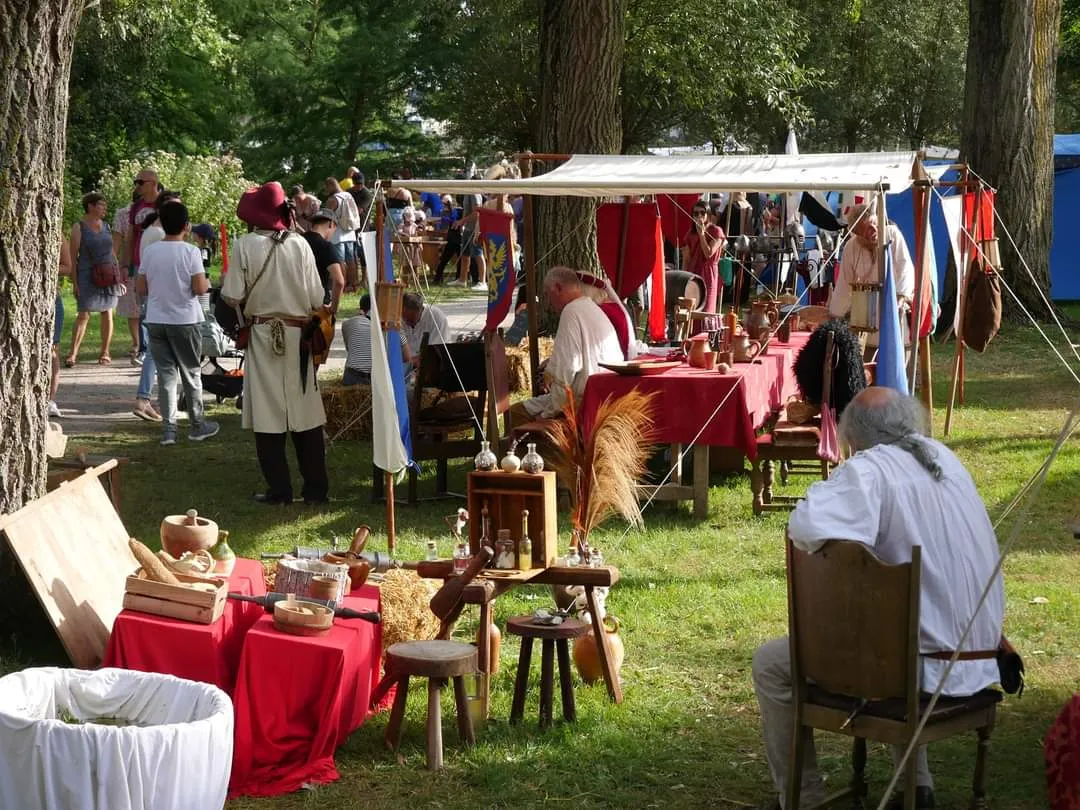 MÉDIÉVALES AU BORD DE L'EAU