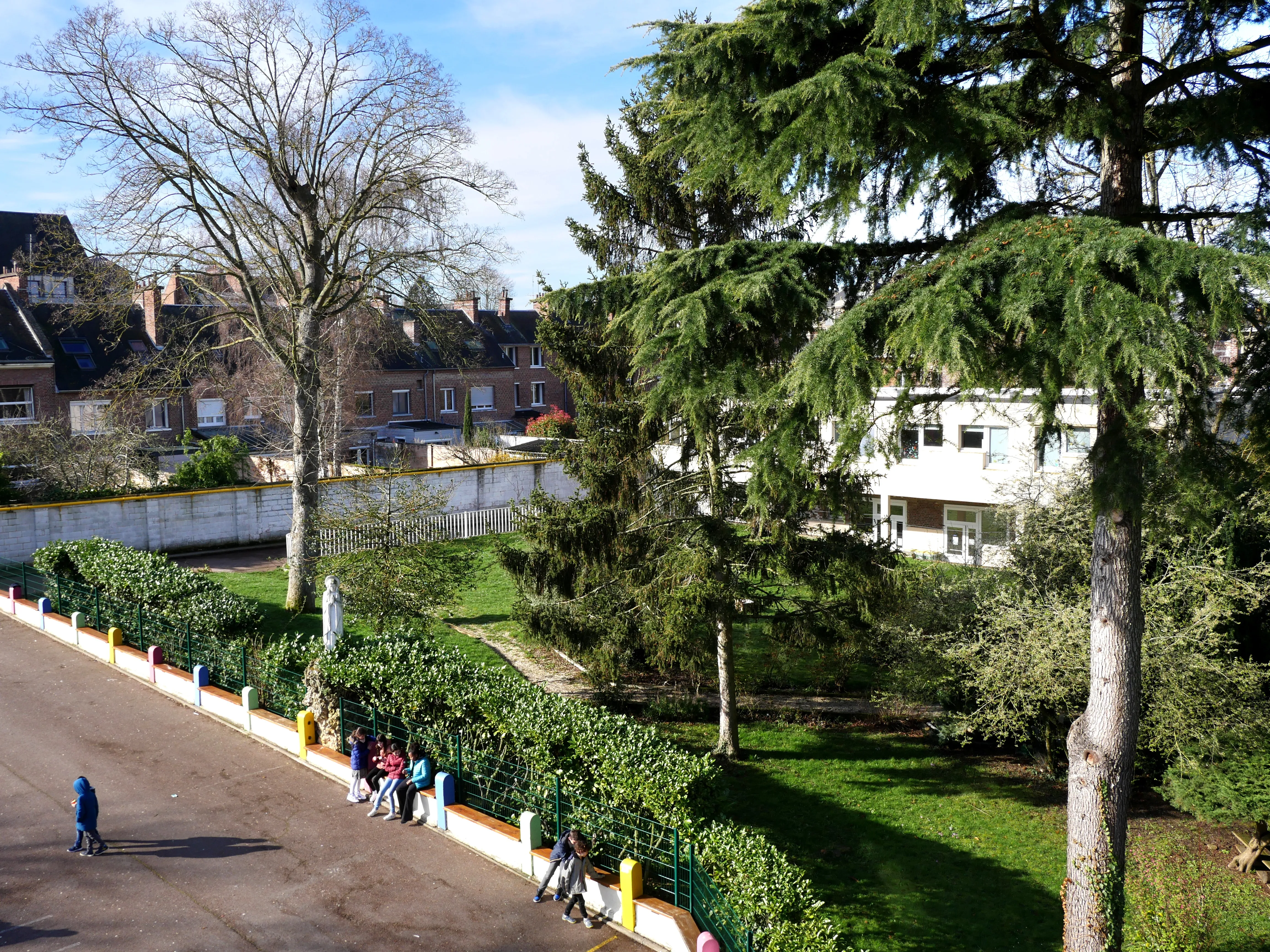 LA SALLE (UNE ÉCOLE) POLYVALENTE