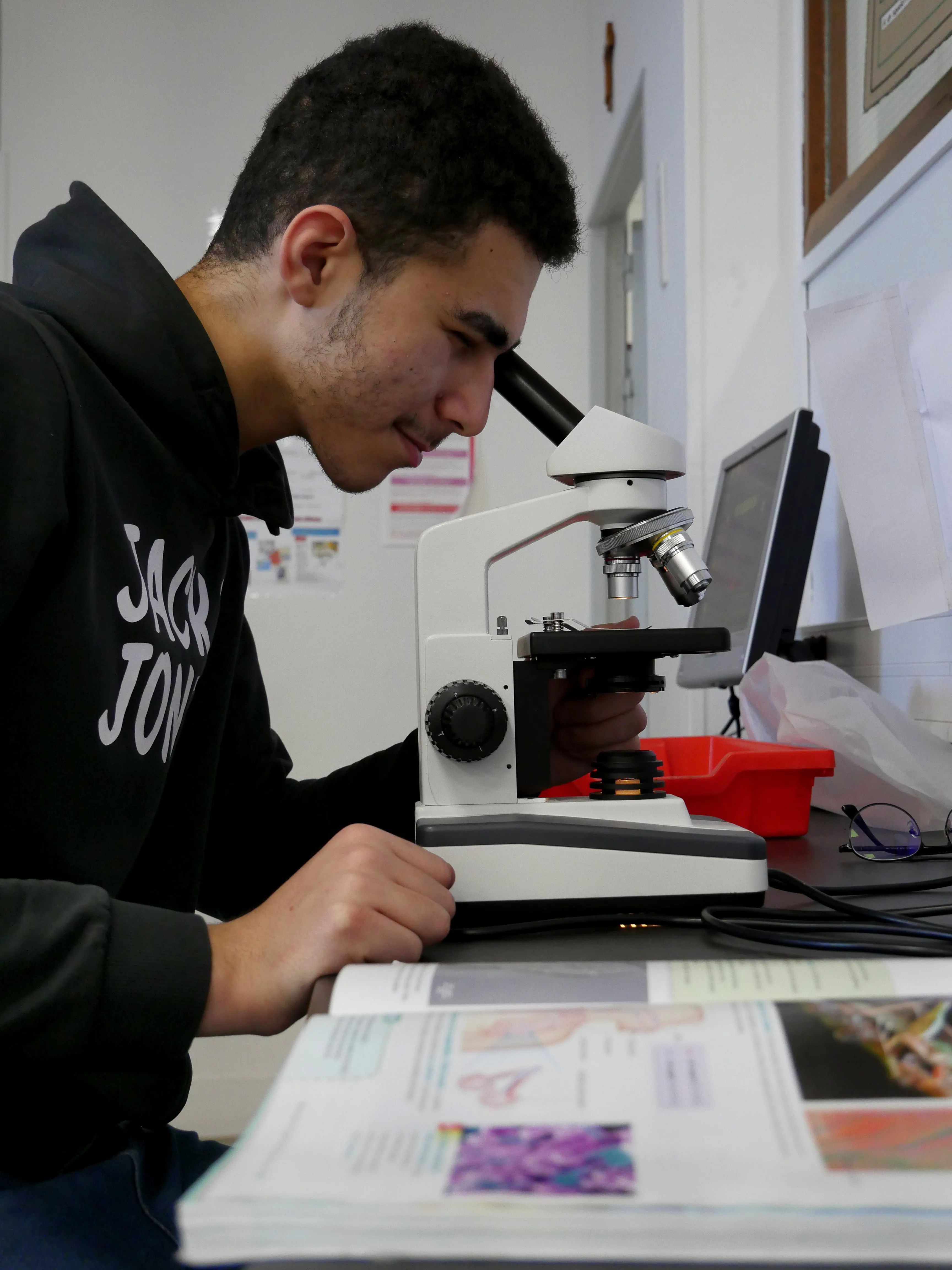 LA SALLE (UNE ÉCOLE) POLYVALENTE