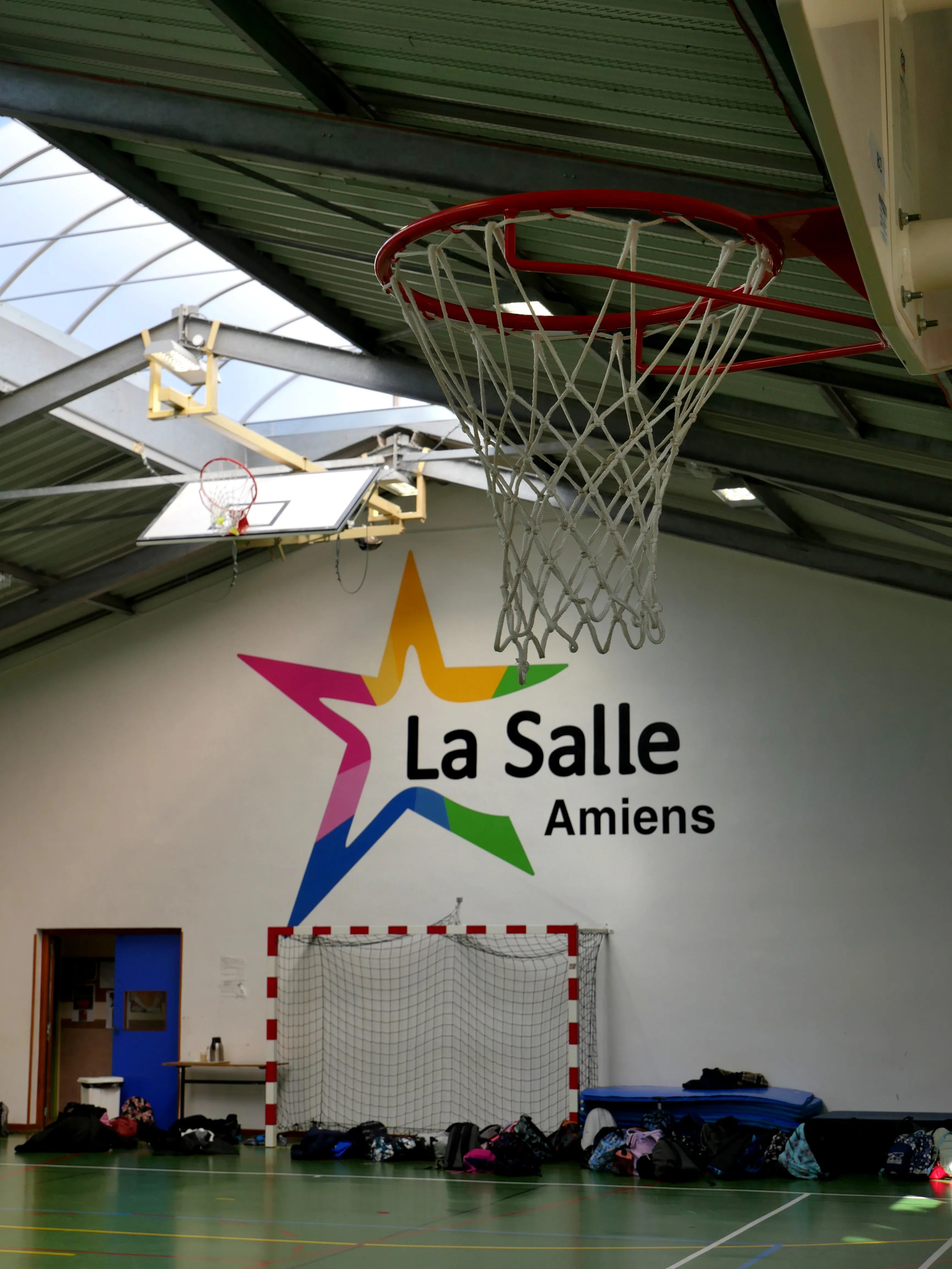 LA SALLE (UNE ÉCOLE) POLYVALENTE