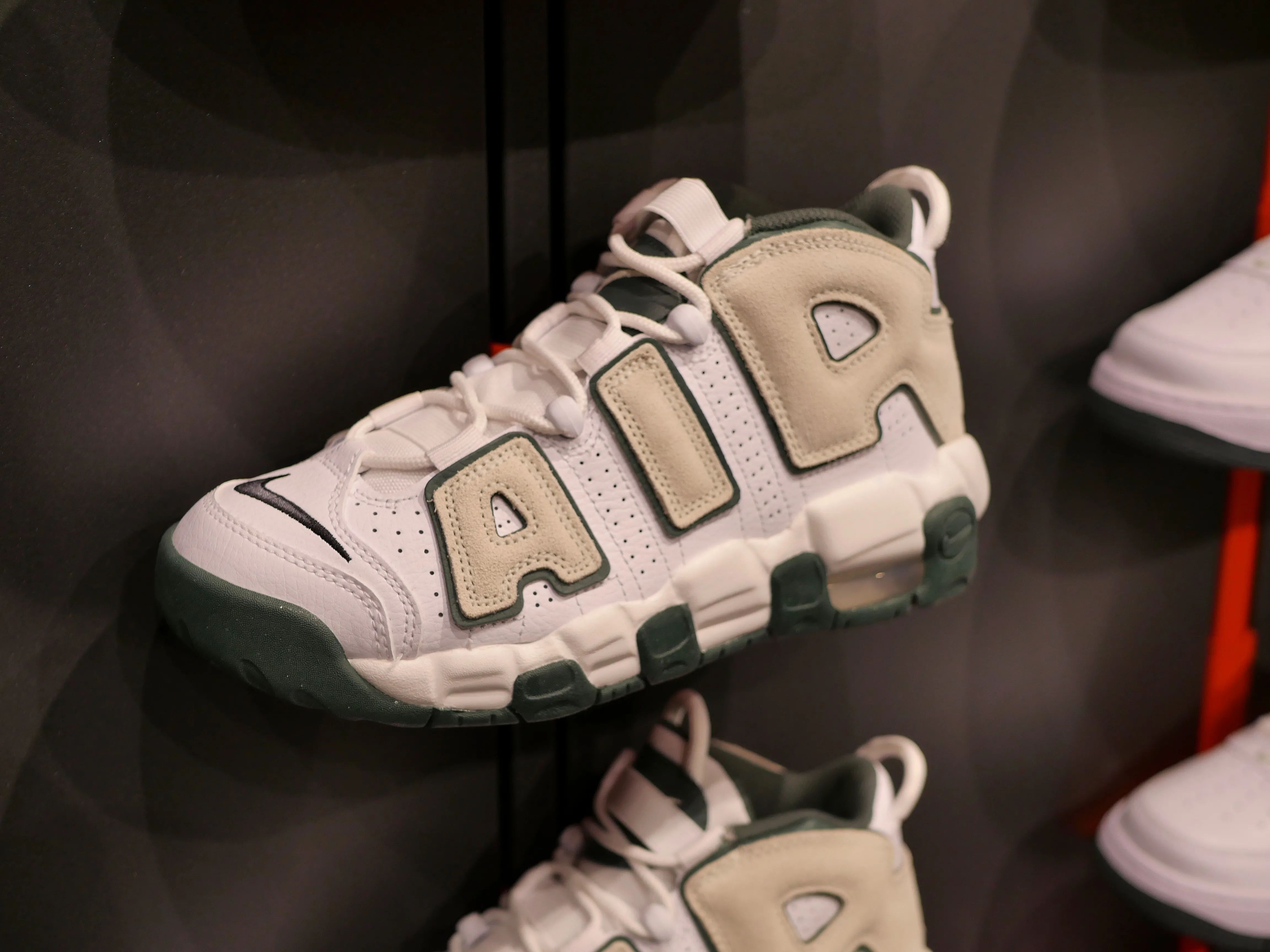 UN MAGASIN DE SNEAKERS XXL