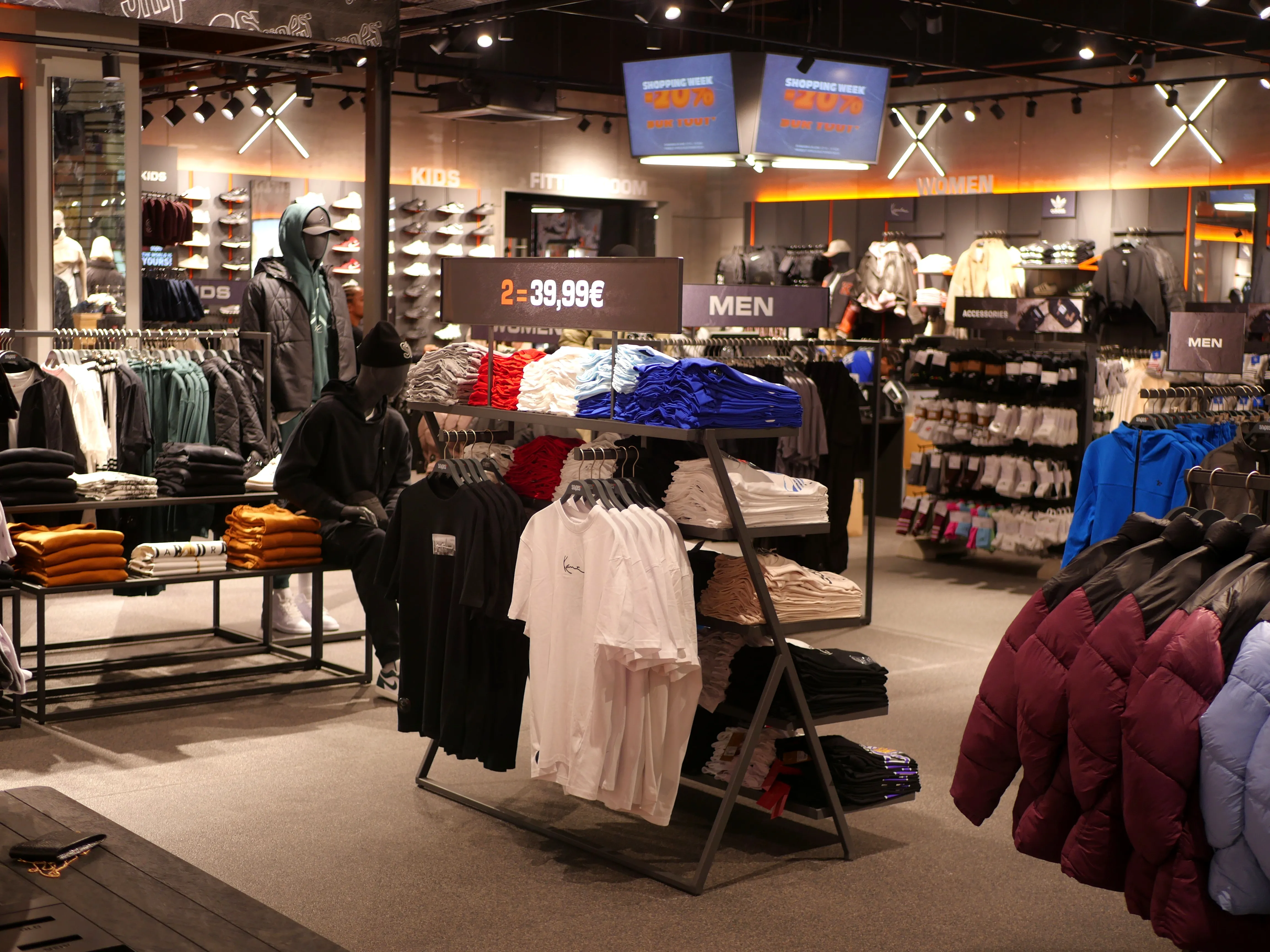 UN MAGASIN DE SNEAKERS XXL