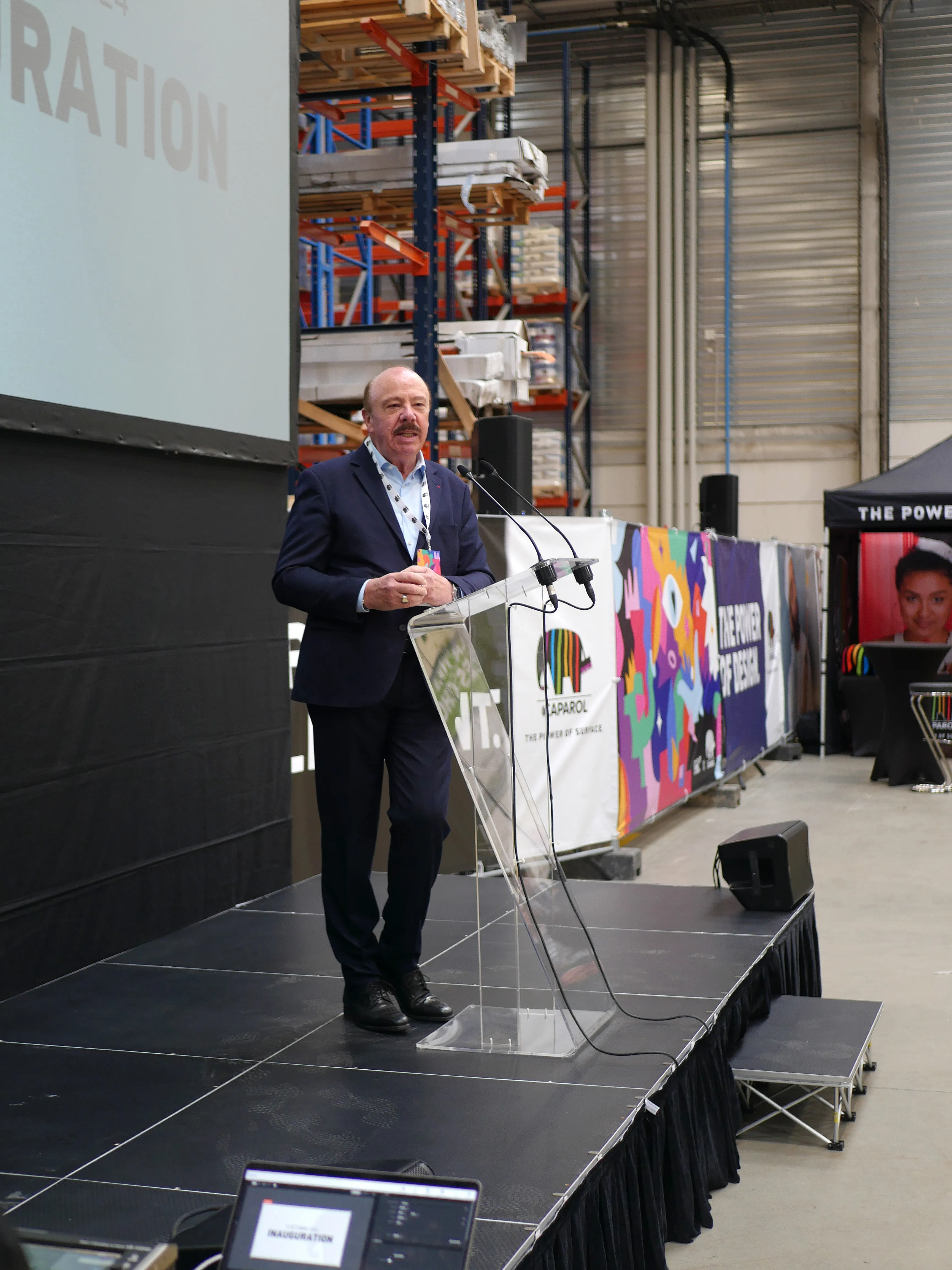 UNE EXPLOSION DE POUDRE