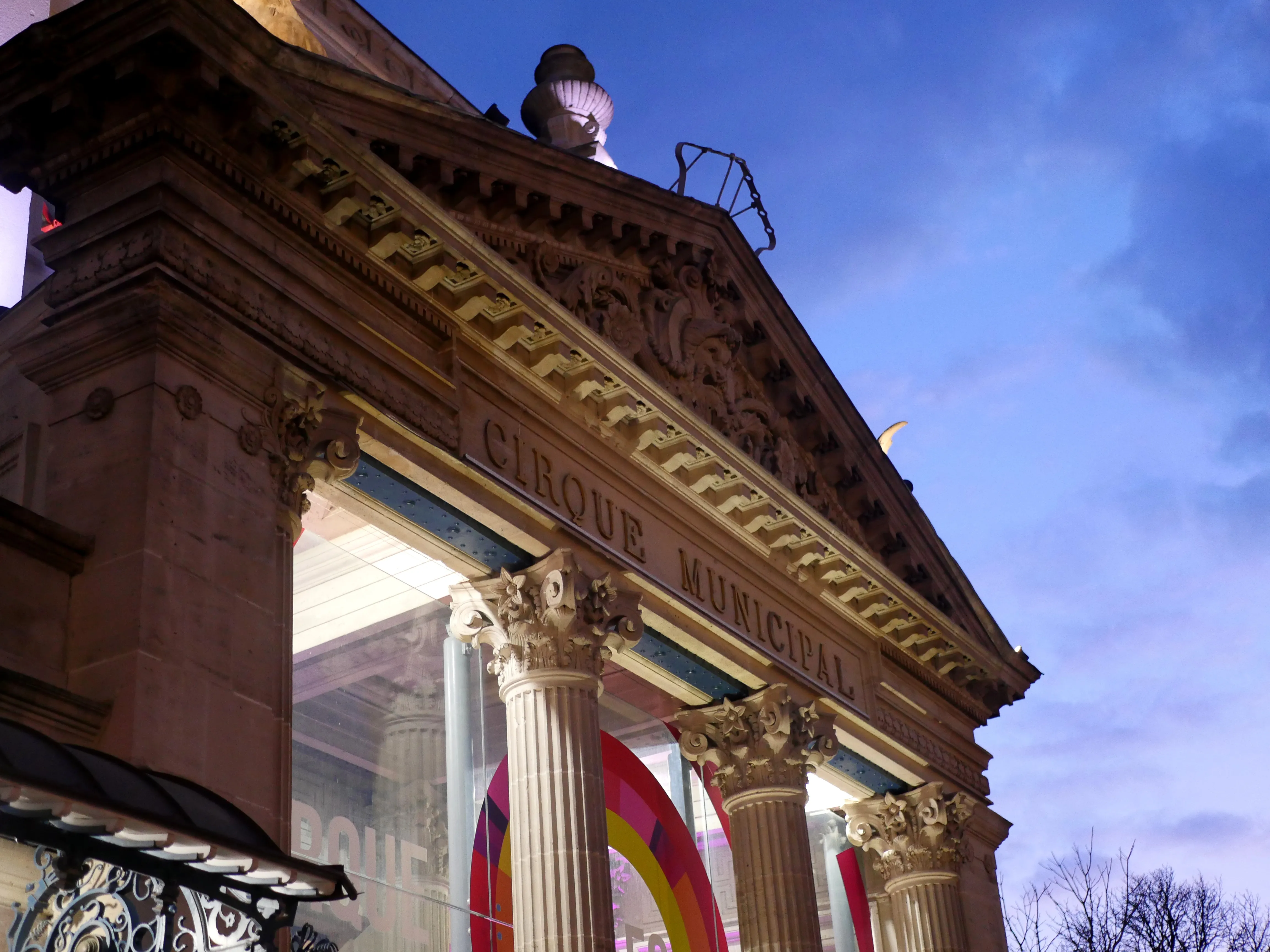 UN CIRQUE QUI BOUSCULE LES CODES