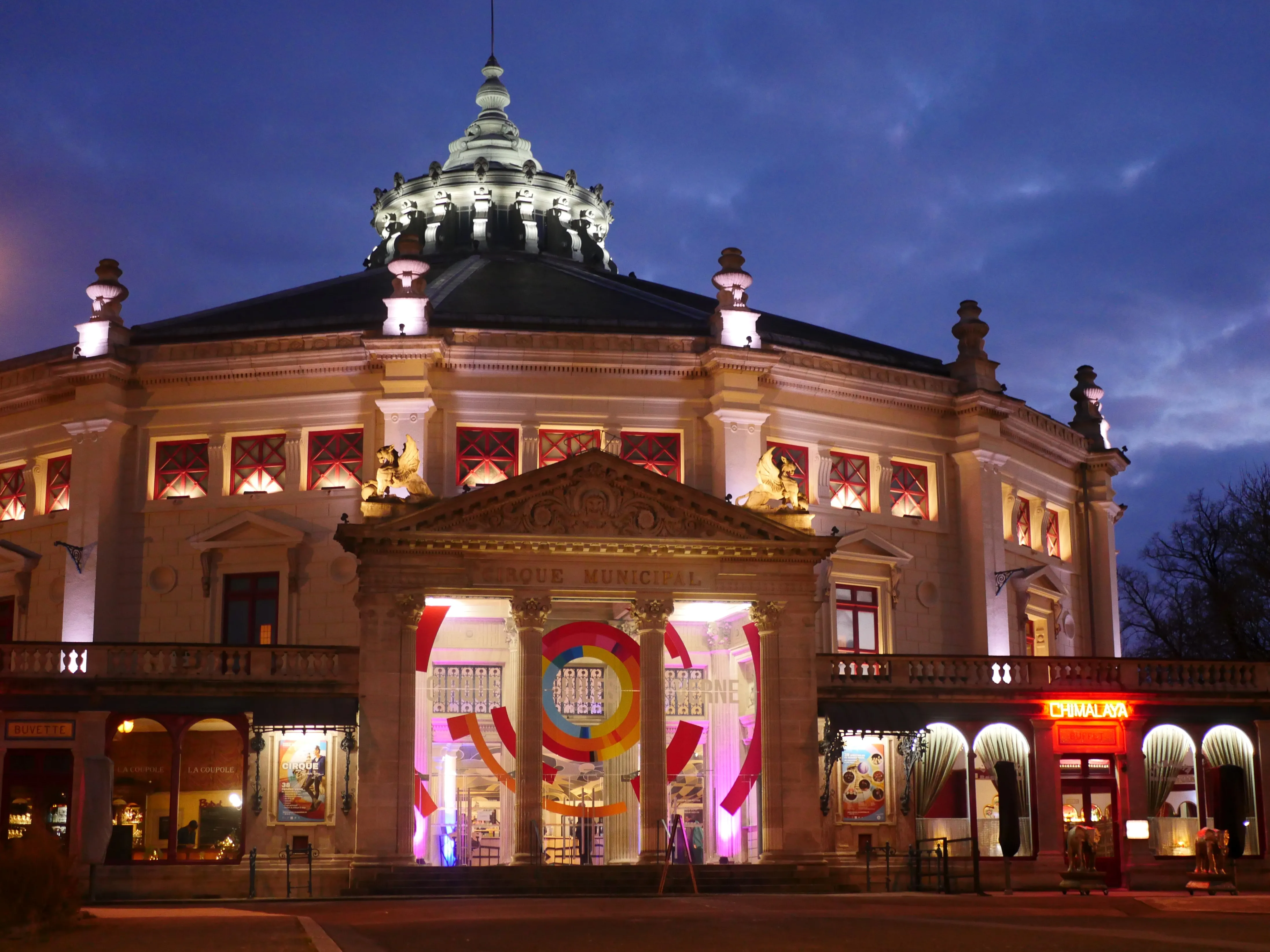 UN CIRQUE QUI BOUSCULE LES CODES